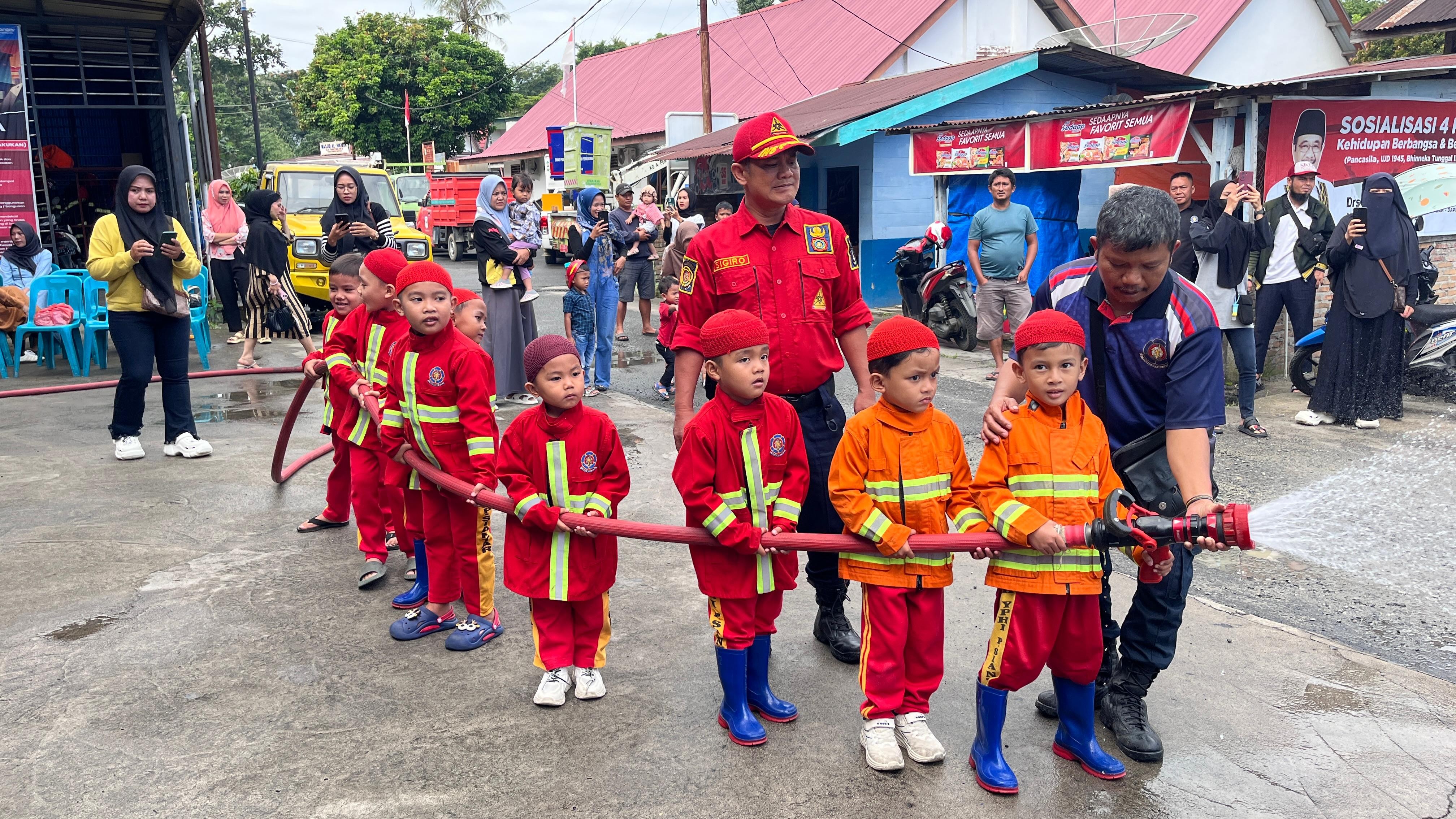 Simulasi Pencegahan dan Penanggulangan Pemadaman Kebakaran kepada Sekolah TK YPHI Pematangsiantar.