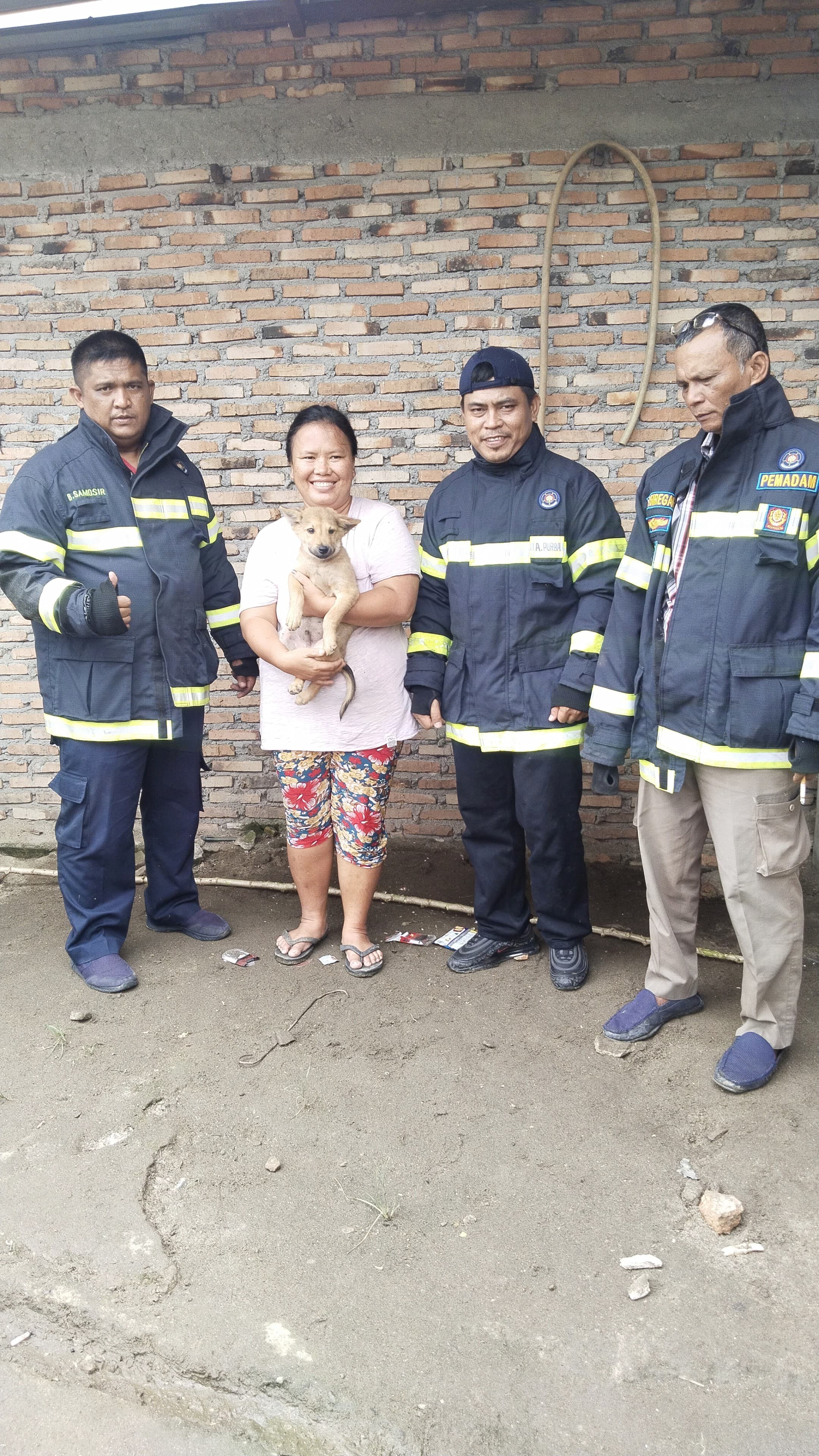 Personel Dinas Damkarmat melaksanakan evakuasi Anak Anjing di  Jl. Bah Tongguran Kiri