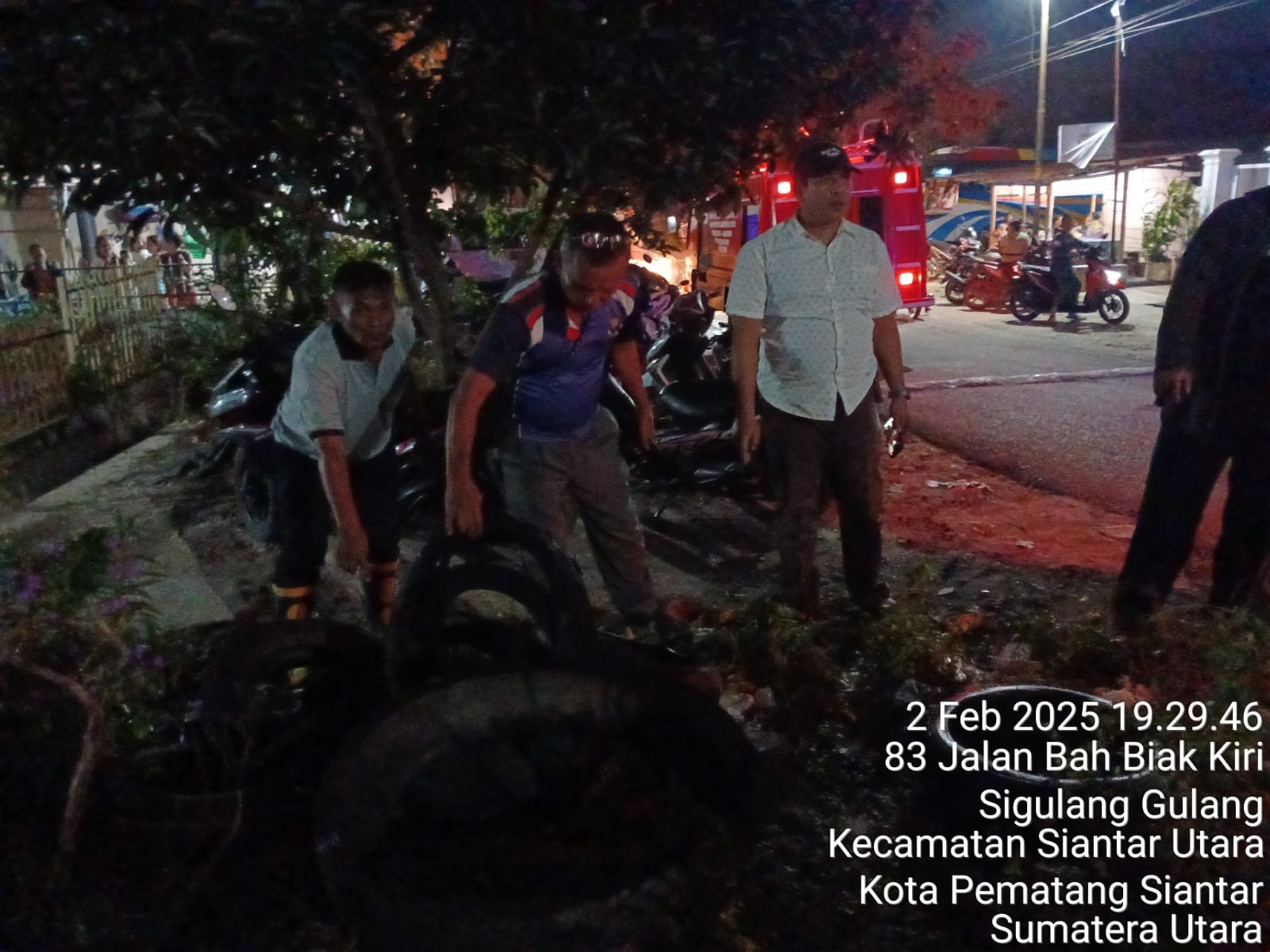 Kebakaran Ban Bekas di jalan Bah Biak Kiri Personel Damkar Siantar meluncur ke lokasi