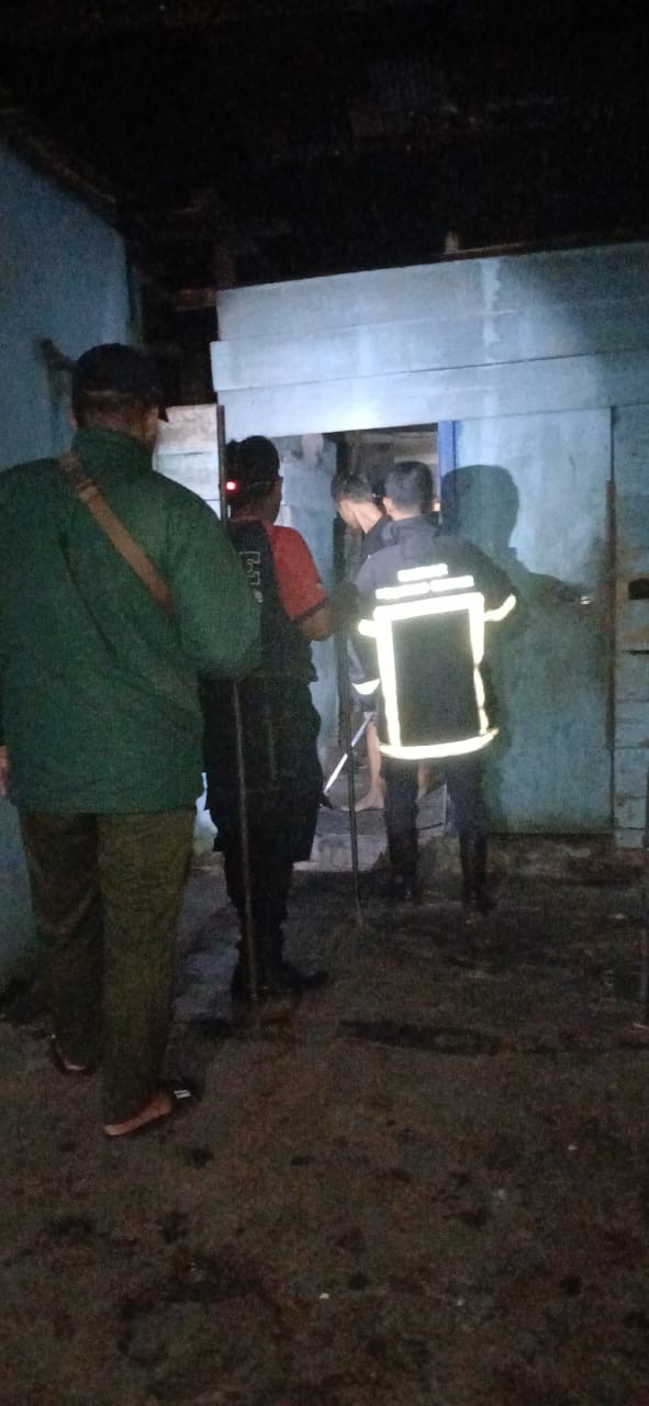 evakuasi ular di rumah warga yang beralamat di  Jl. Binjei no.11