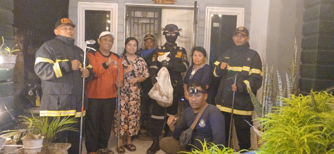Evakuasi Ular di rumah warga beralamat di  Jl. Bah Kora II Atas