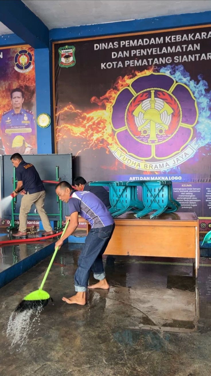 kegiatan Korve Personel Dinas Damkarmat di lingkungan sekitar Kantor.