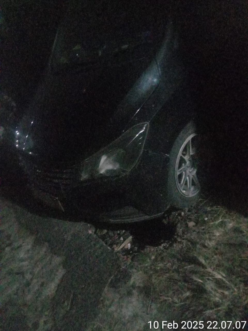 Evakuasi mobil warga yang terperosok  di Jl. Garuda Ujung