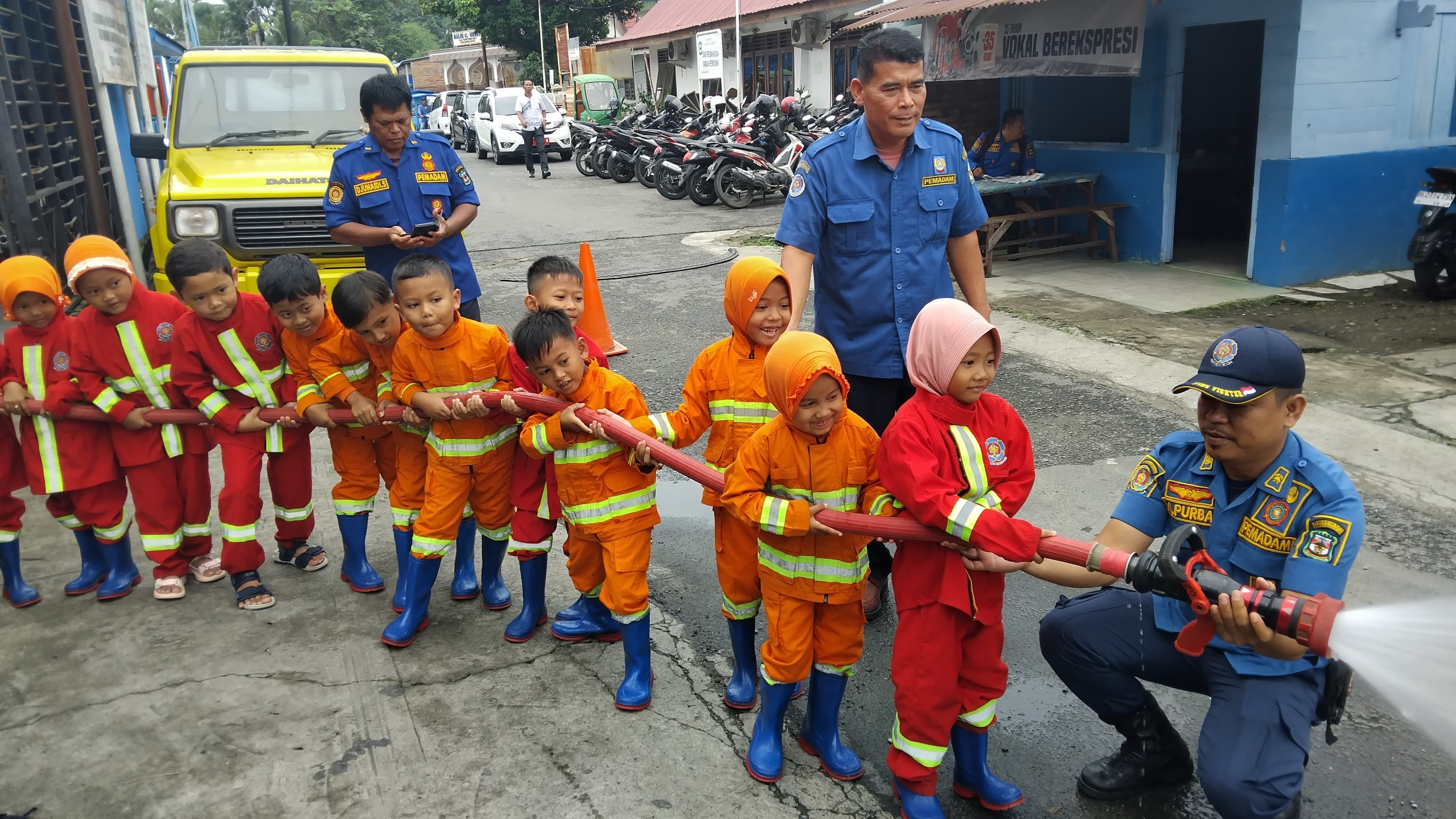 Simulasi Pencegahan dan Penanggulangan Pemadaman Kebakaran kepada Sekolah TK Harapan Pelangi Kabu