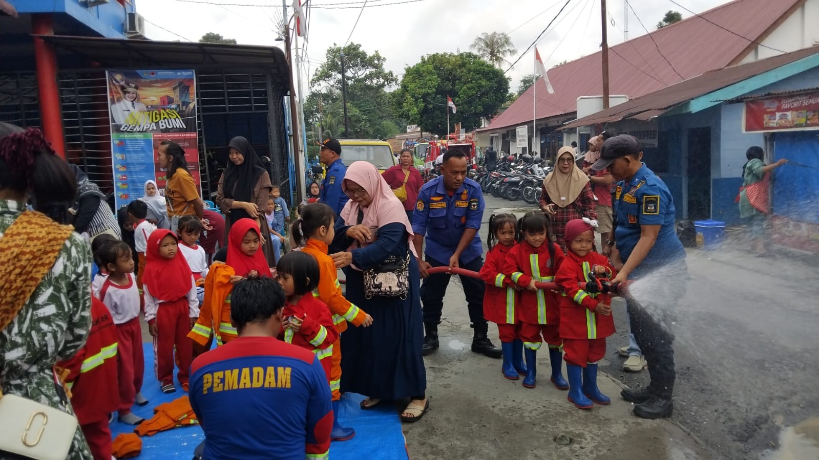 Simulasi Pencegahan dan Penanggulangan Pemadaman Kebakaran kepada Sekolah TK Kencana Mekar Sidamani