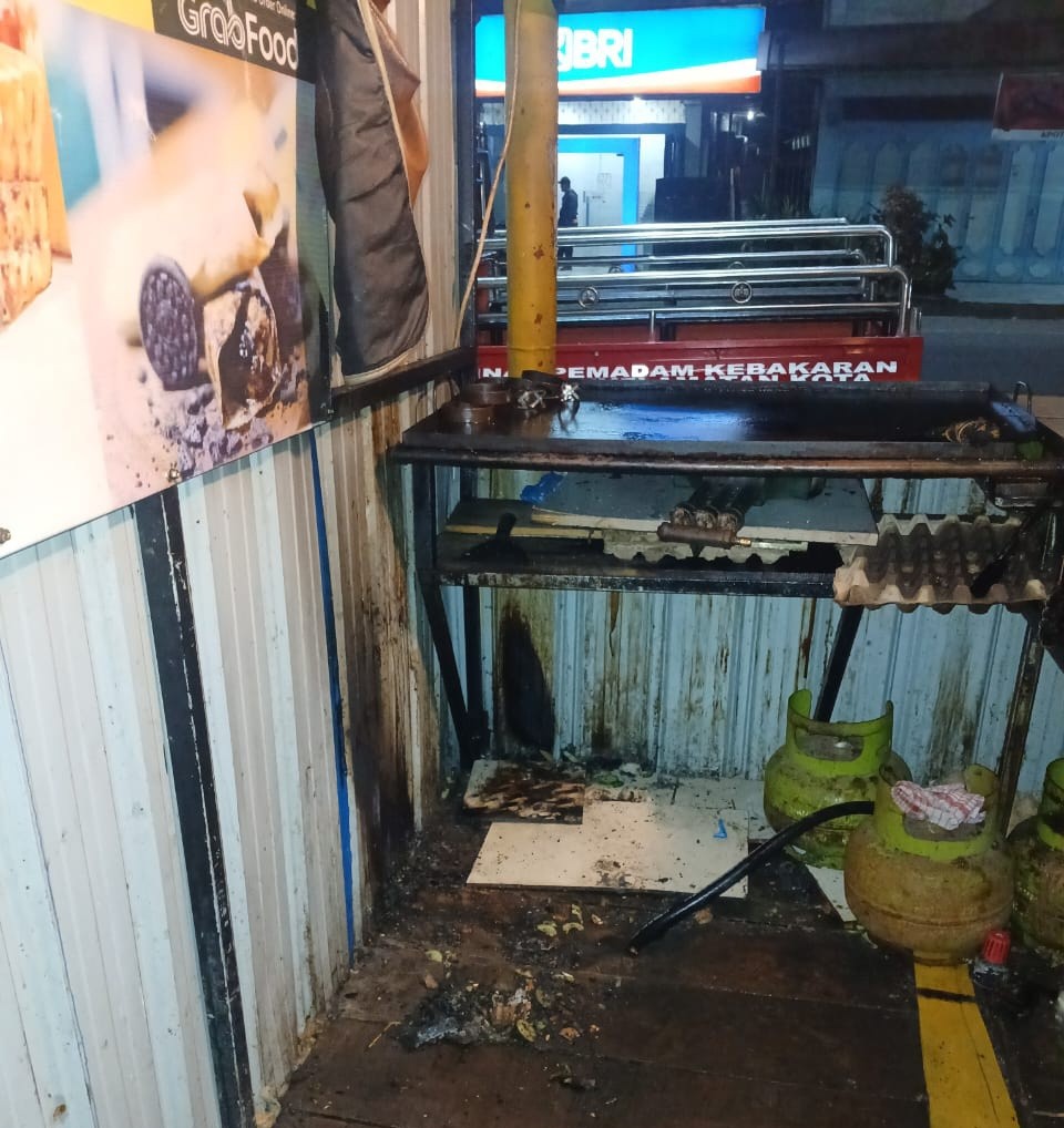 Evakuasi mobil warga yang terperosok  di Jl. Garuda Ujung