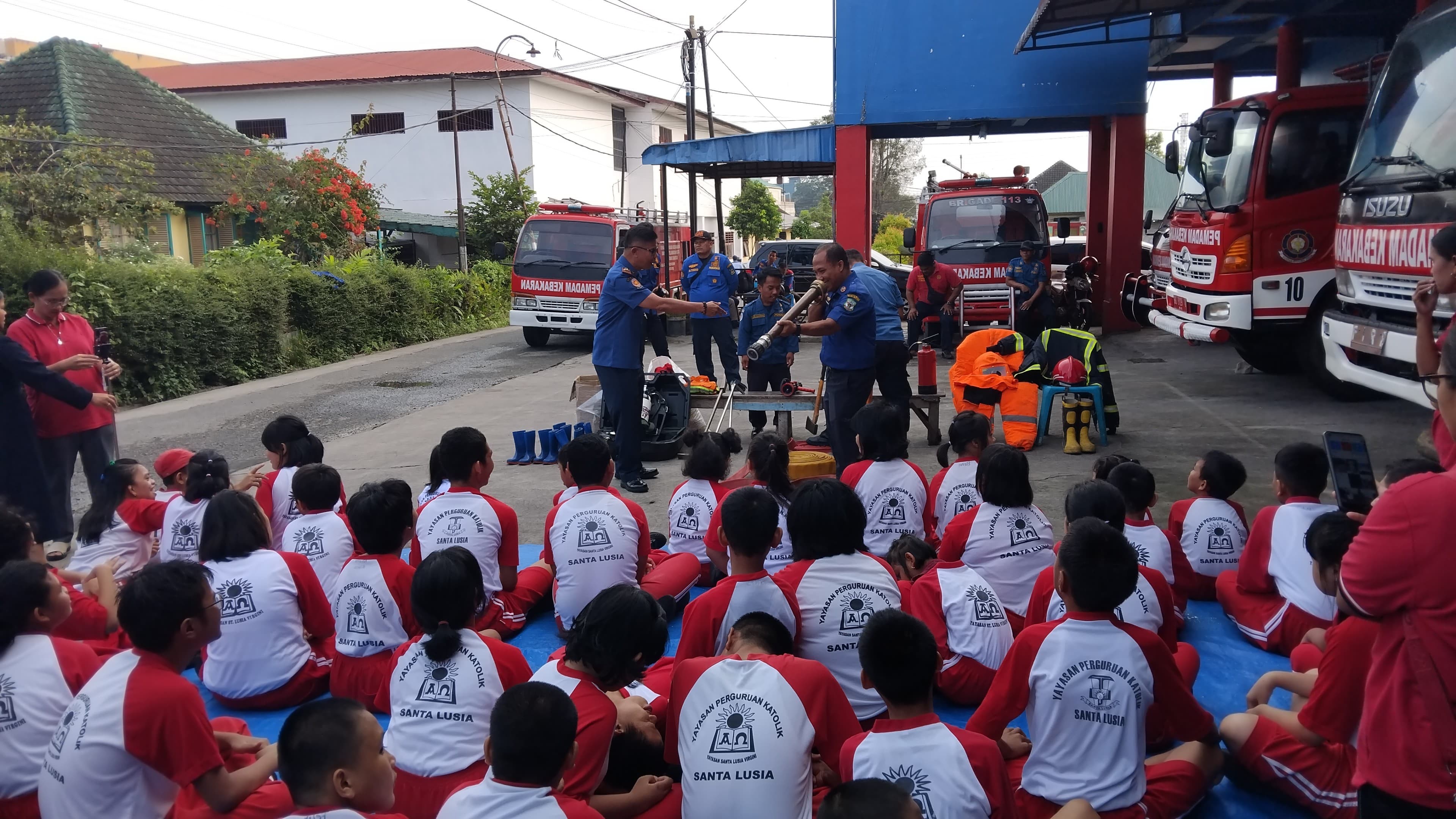 Simulasi Pencegahan dan Penanggulangan Pemadaman Kebakaran kepada Sekolah SLB-C SANTA LUSIA Jl. Par