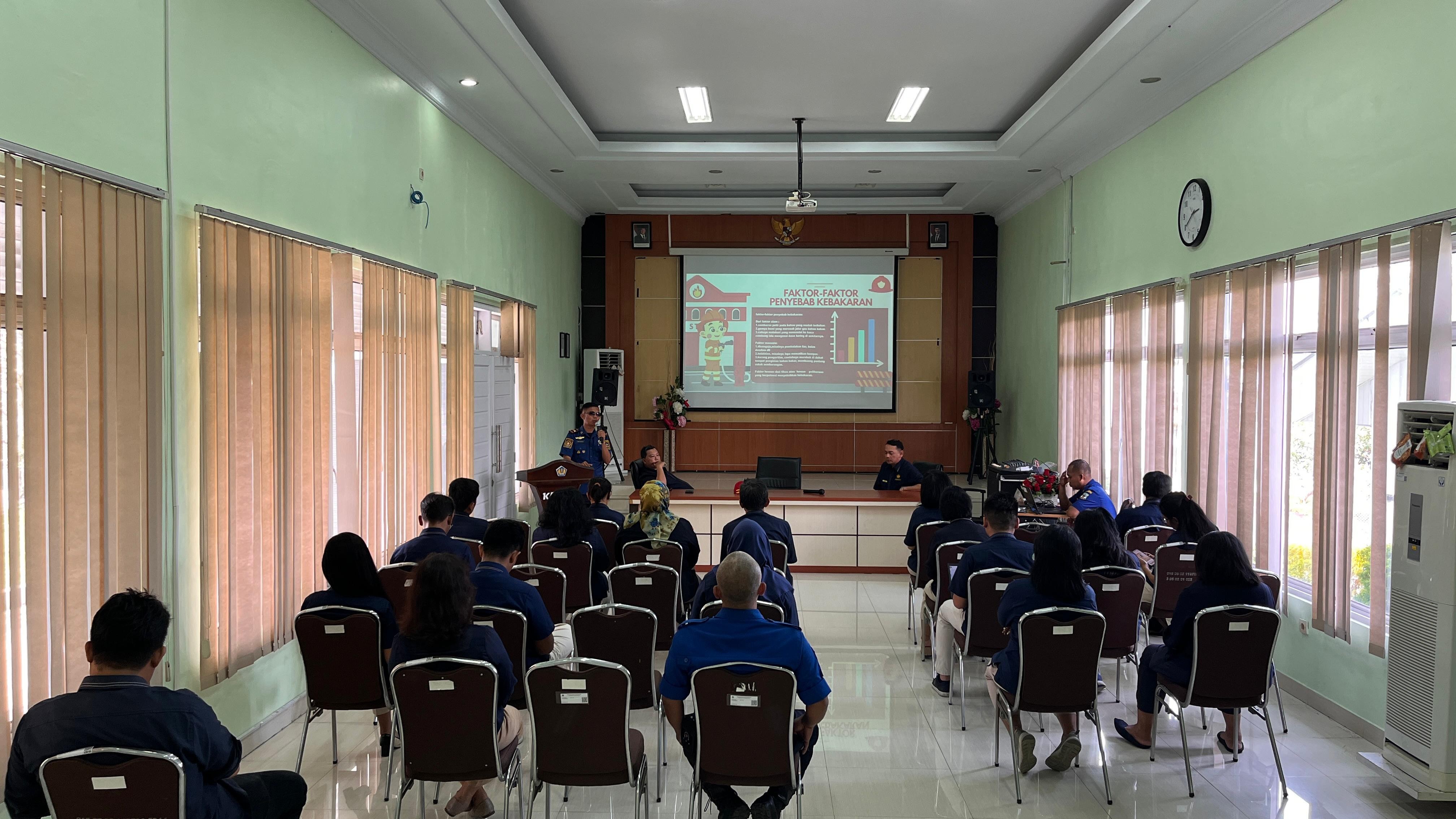 Simulasi Pencegahan dan Penanggulangan Pemadaman Kebakaran  di KPKNL pematangsiantar