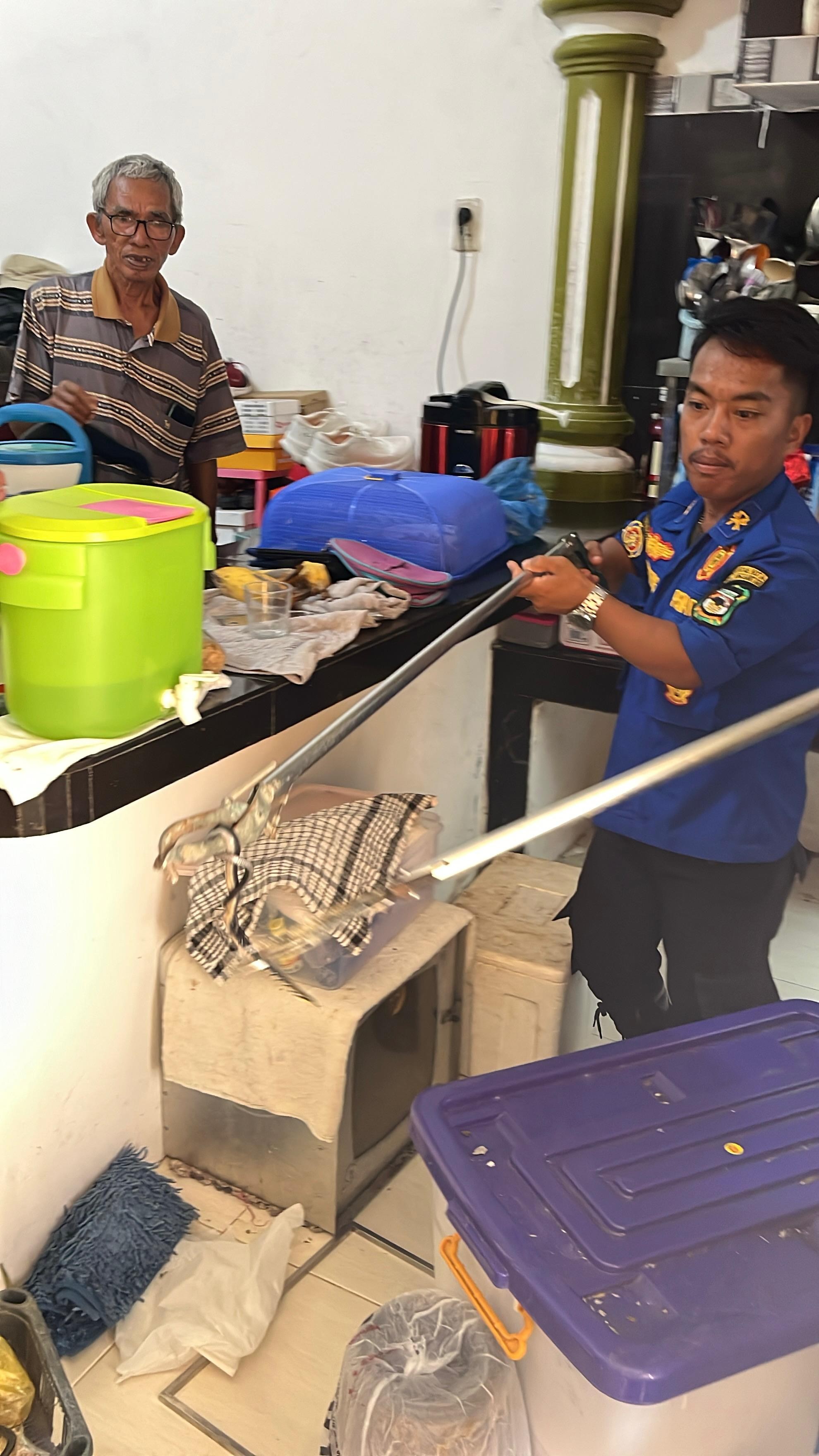 Evakuasi ular dirumah warga yang beralamat di  Jl. Pulut Hitam III no.35