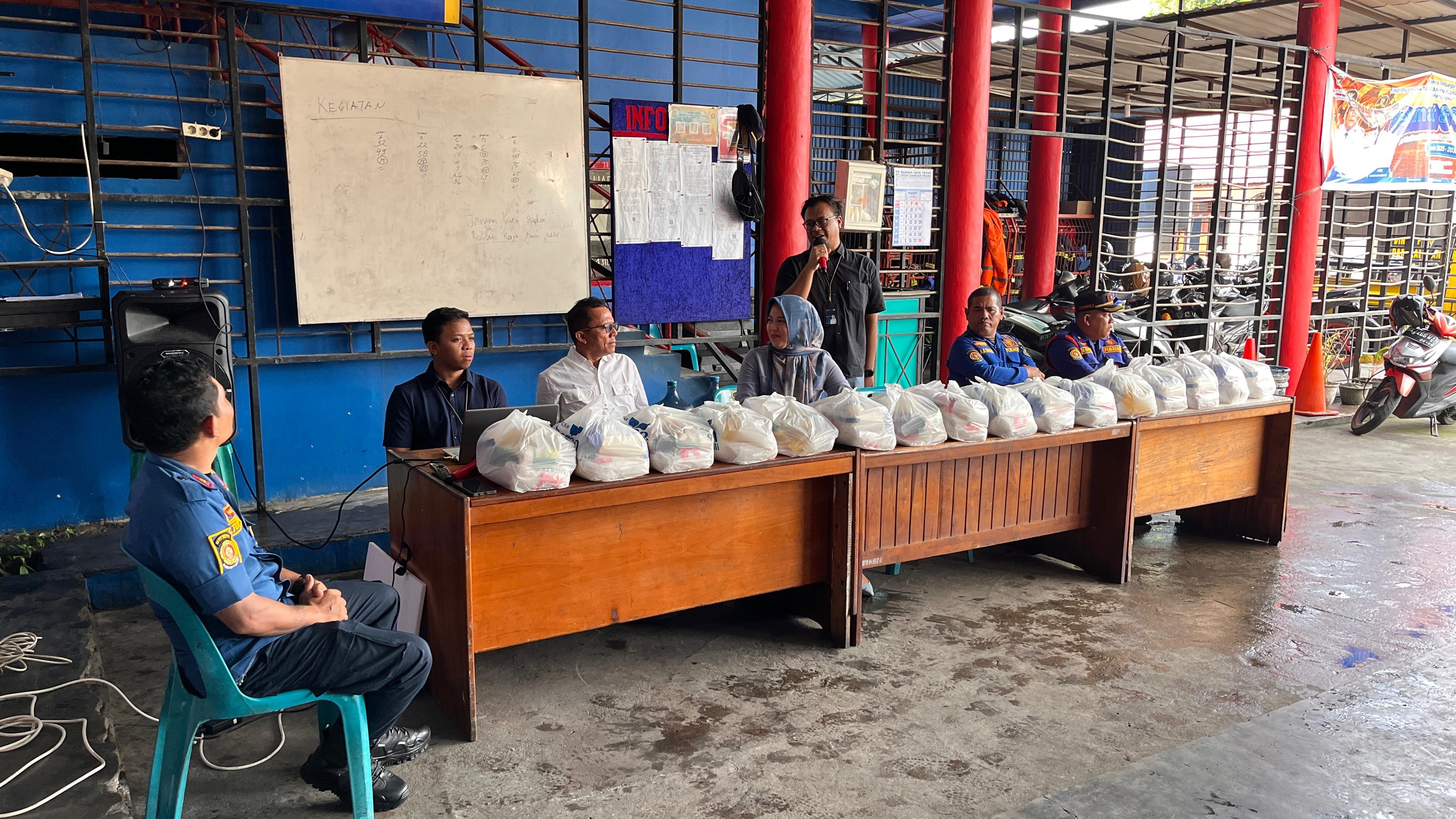 penyerahan paket sembako kepada PNS Golongan 1 dan 2. dari Taspen Pematangsiantar