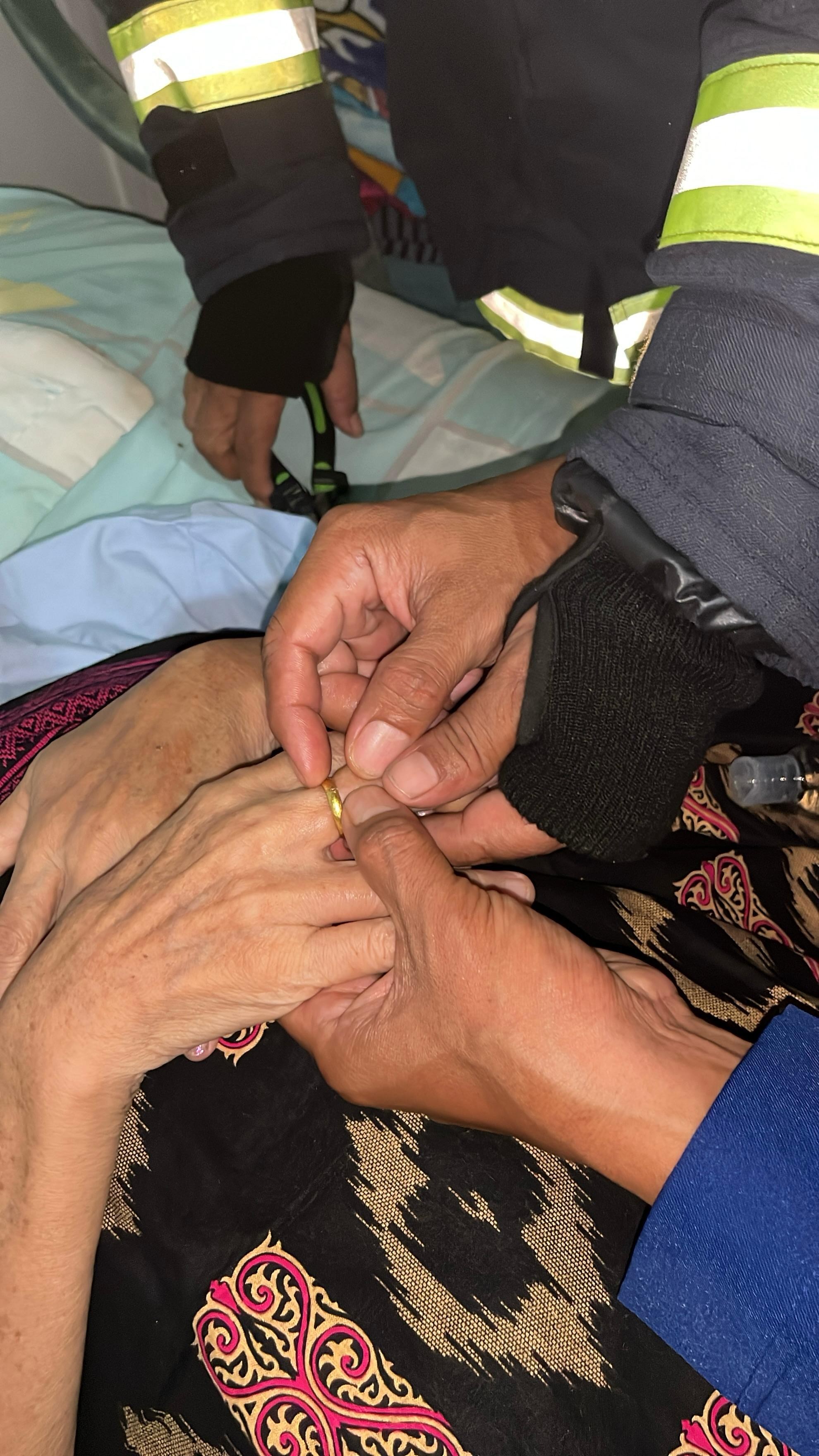pelepasan cincin dari jari seorang ibu yang beralamat tempat tinggal di Jl. Kartini no.21