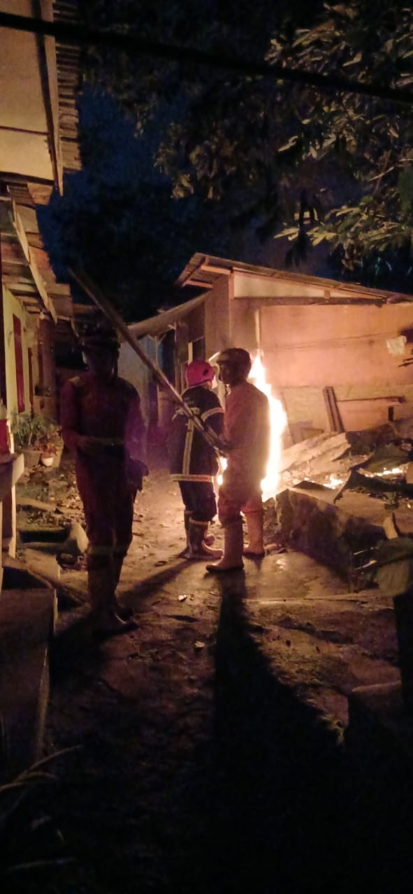 Evakuasi Sarang Tawon di halaman rumah warga yang beralamat di  Jl. Dr. Wahidin