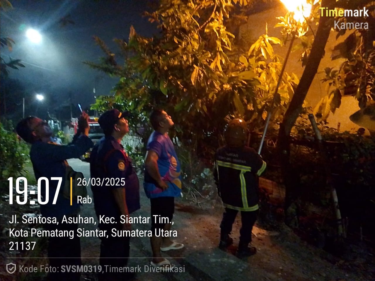 Evakuasi Sarang Tawon di halaman rumah warga yang beralamat di  Jl. Sentosa