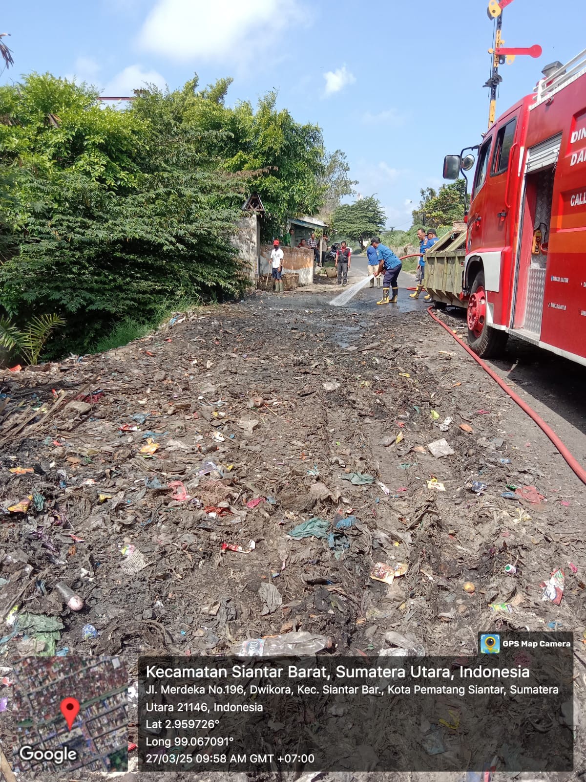 Penyiraman TPS (Tempat Pembuangan Sampah) yang berada di belakang Pasar Horas Gedung 4  Jl. Merdeka