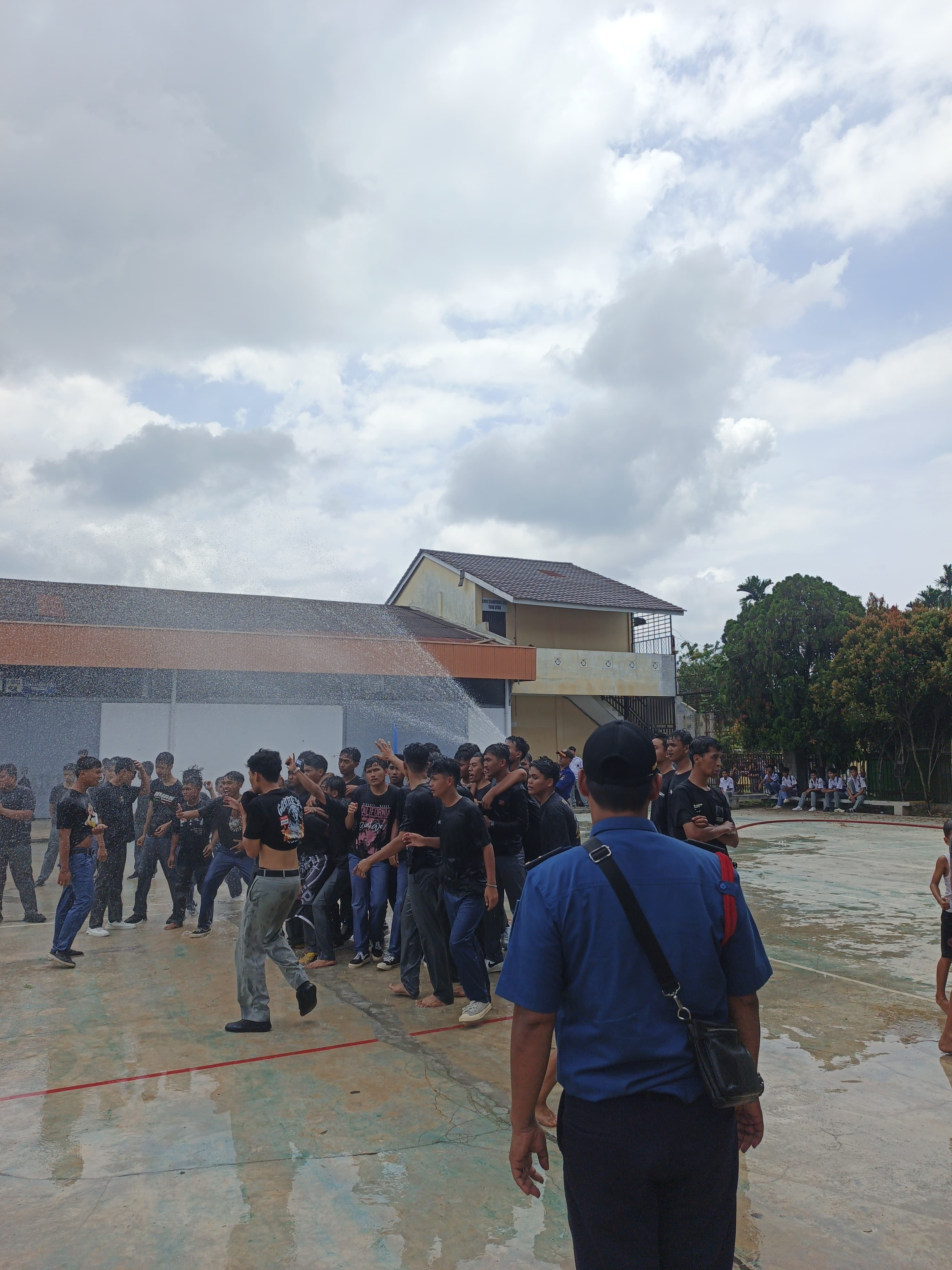 Penyiraman siswa dalam rangka pentas seni SMK HKBP Jl. Jend. A. Yani No.153