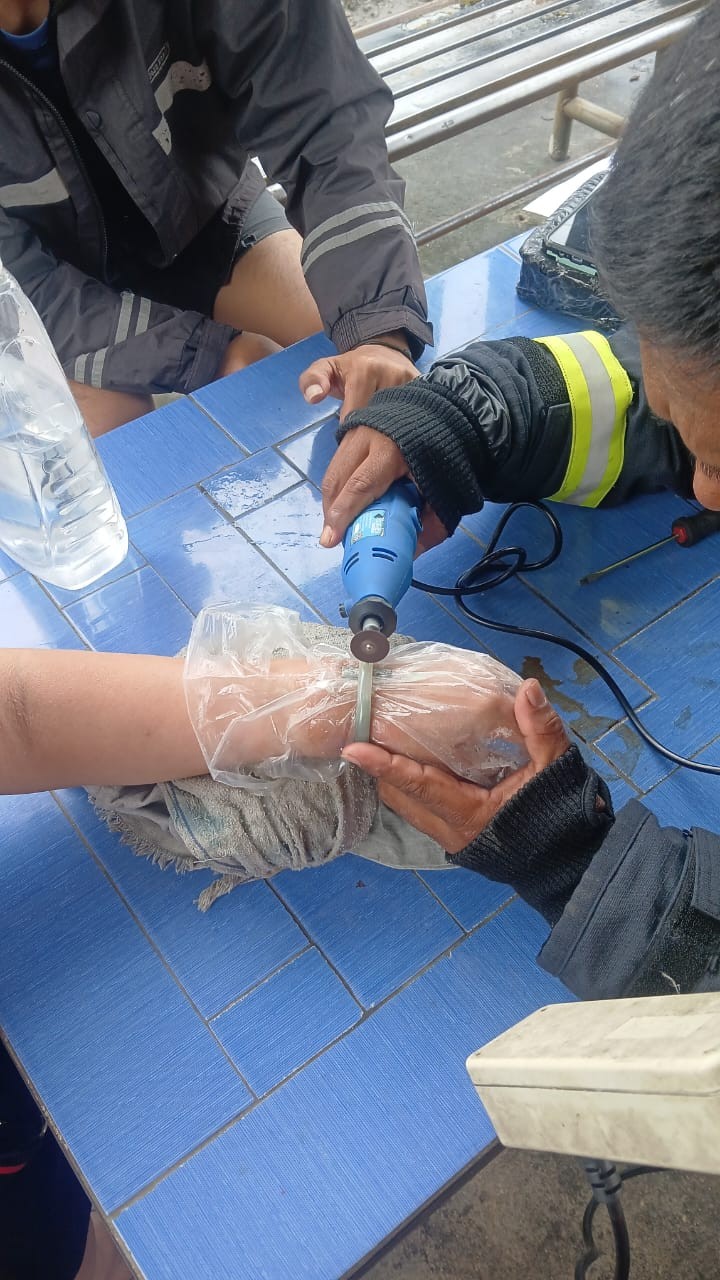 pelepasan gelang giok dari jari seorang ibu yang beralamat tempat tinggal di  Jl. Medan km 4,5
