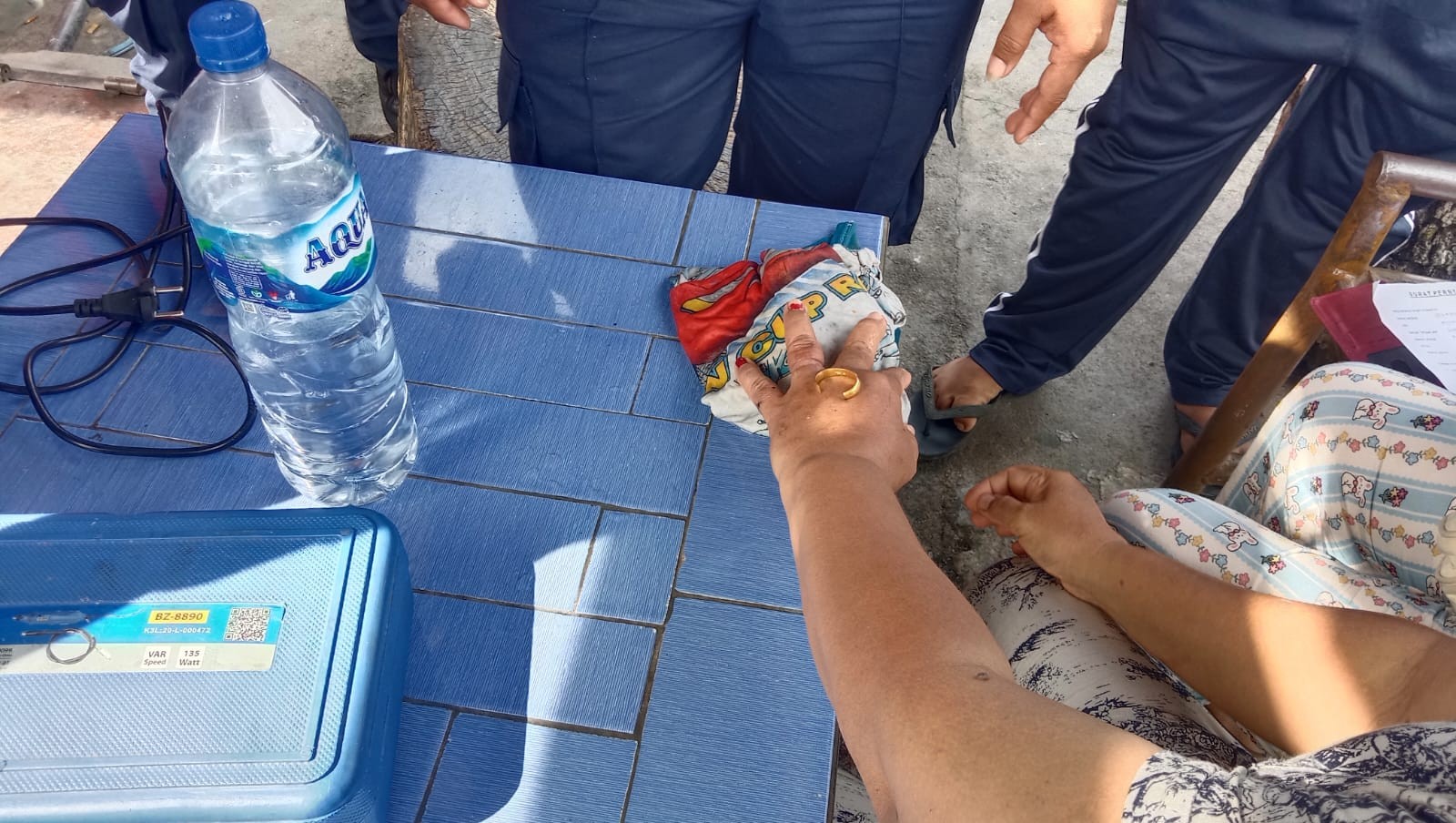 pelepasan cincin dari jari seorang warga yang beralamat tempat tinggal di Rusun Flamboyan Block F/4