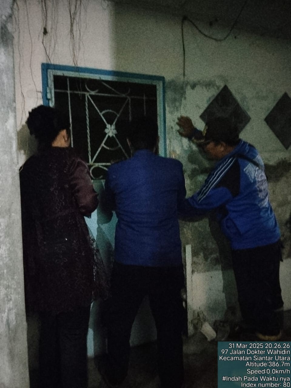 mengevakuasi kunci rumah warga yang tertinggal didalam rumah yang menyebabkan pintu tidak bisa dibuk