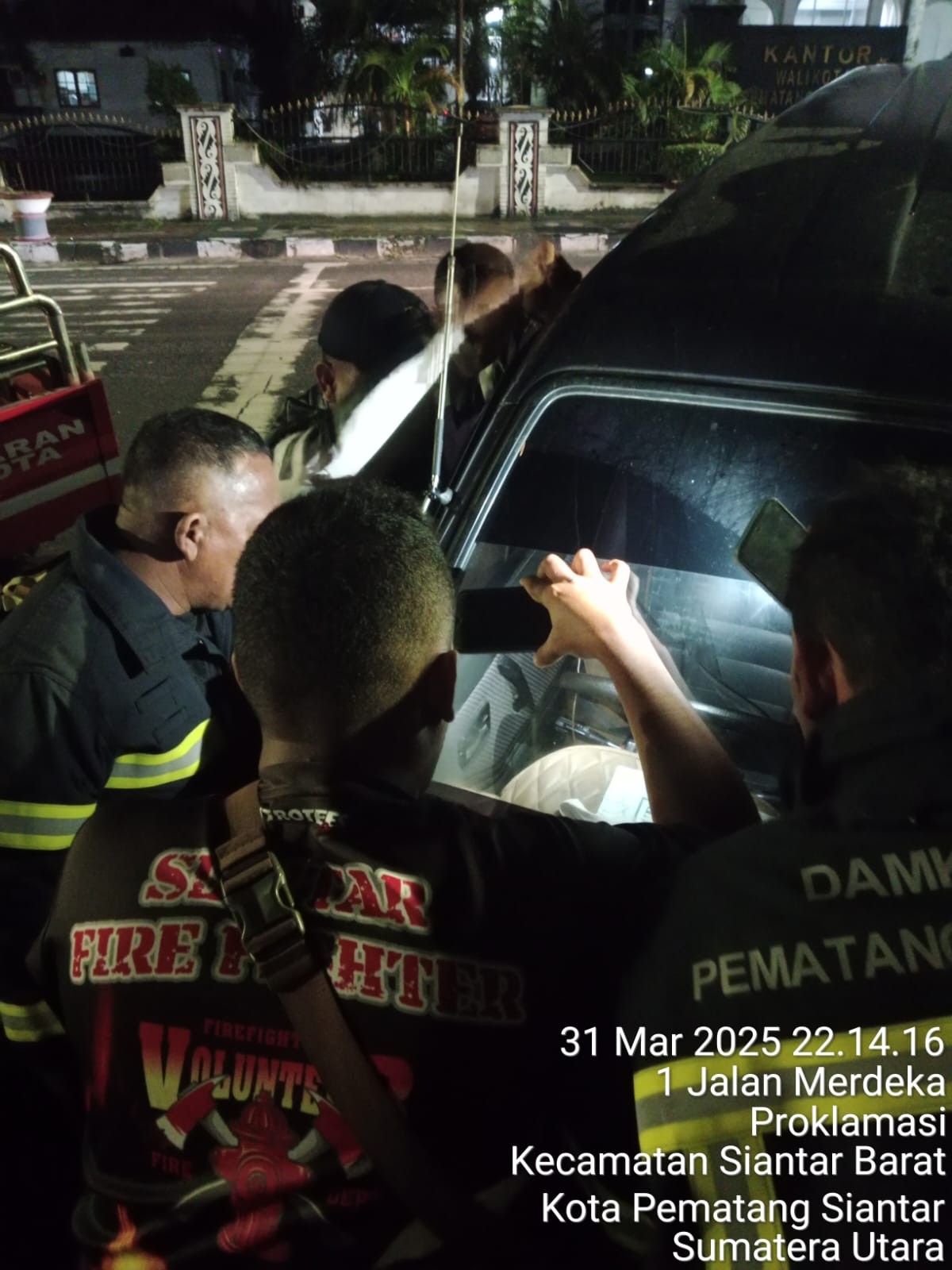 evakuasi kunci mobil yang tertinggal didalam mobil yang menyebabkan pintu tidak bisa dibuka