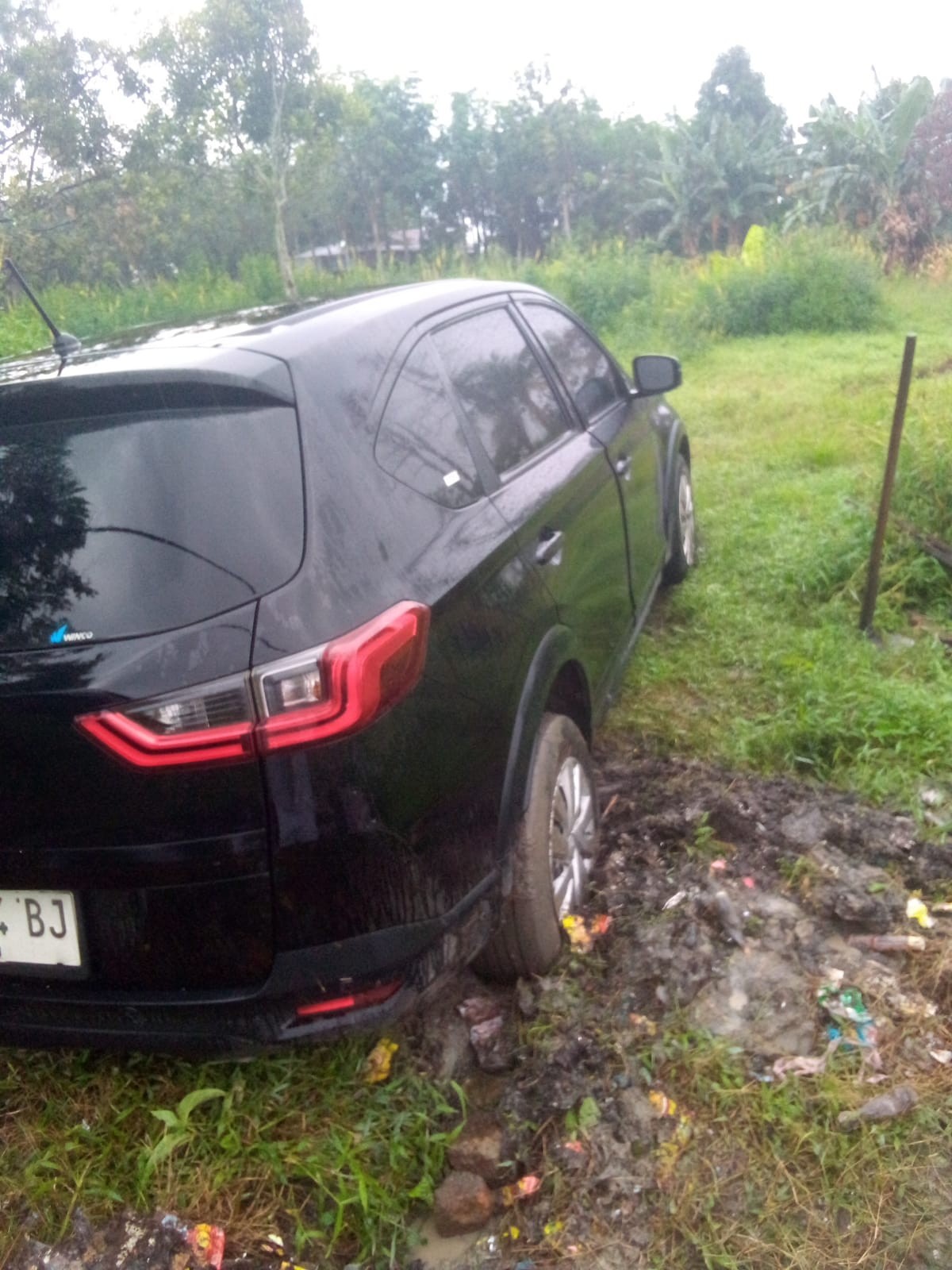 Evakuasi sebuah mobil yang terperosok yang beralamat di  Belakang UD. Obor