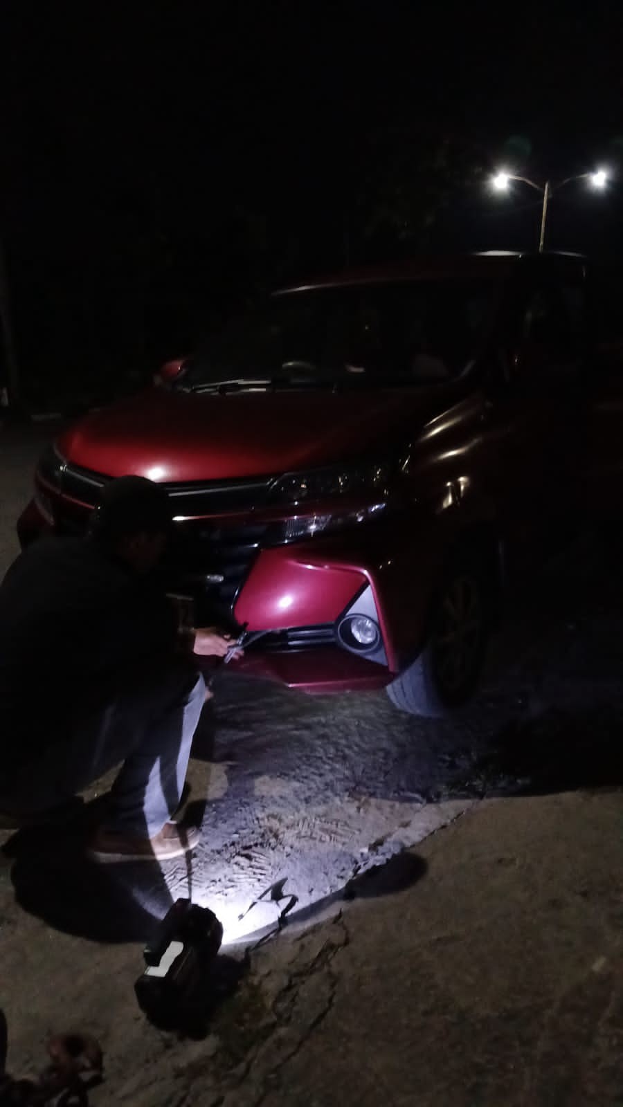 Evakuasi mobil warga yang mogok di terminal tanjung pinggir