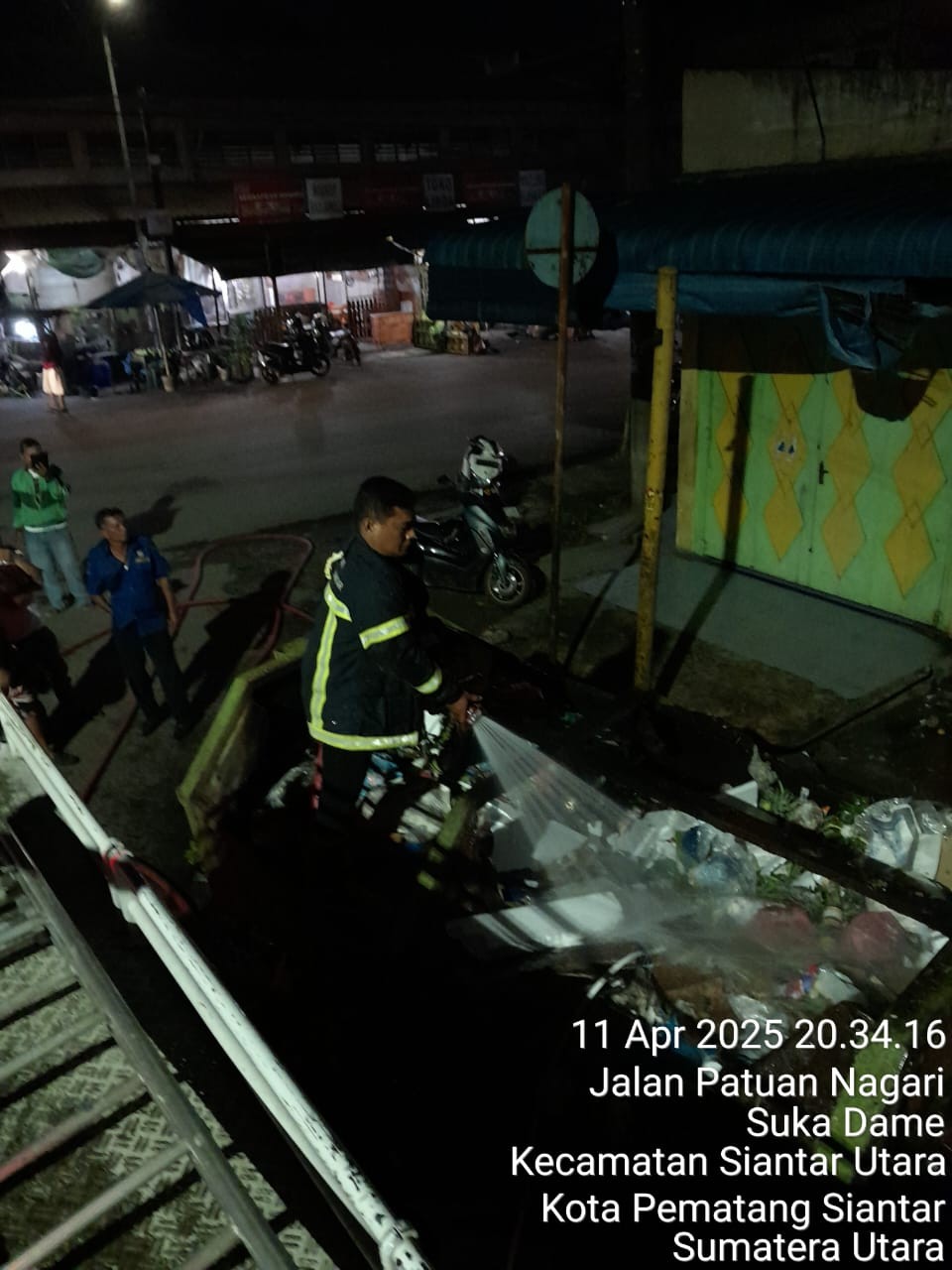 Personil Padamkan Pembuangan Sampah sementara yang terbakar beralamat di  Jl. Patuan Anggi 