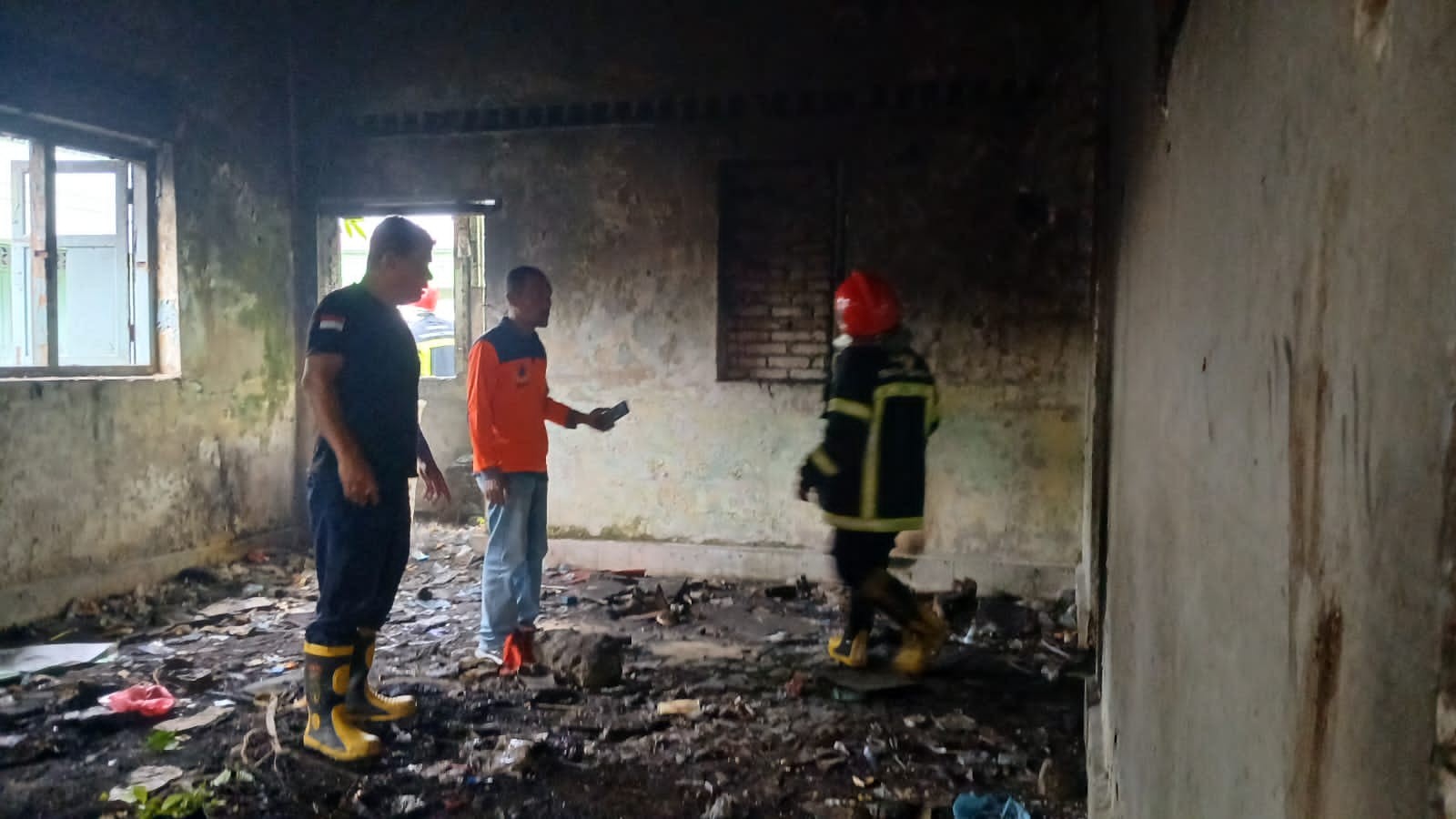 informasi adanya kebakaran di ruko kosong yang beralamat di  Jl. H. O.S. Cokroaminoto