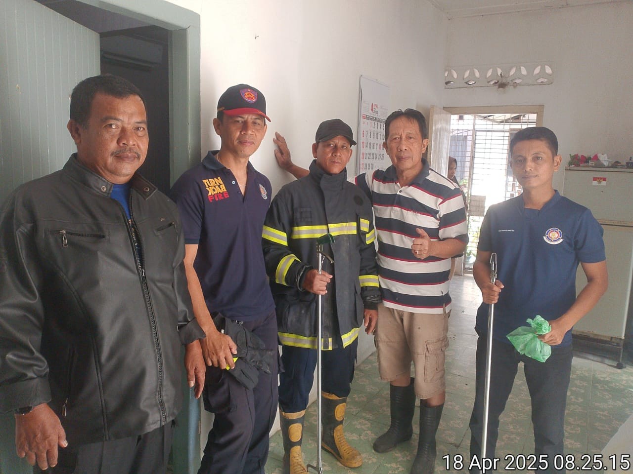 Evakuasi ular di rumah warga yang beralamat di  Jl. Ade irma suryani