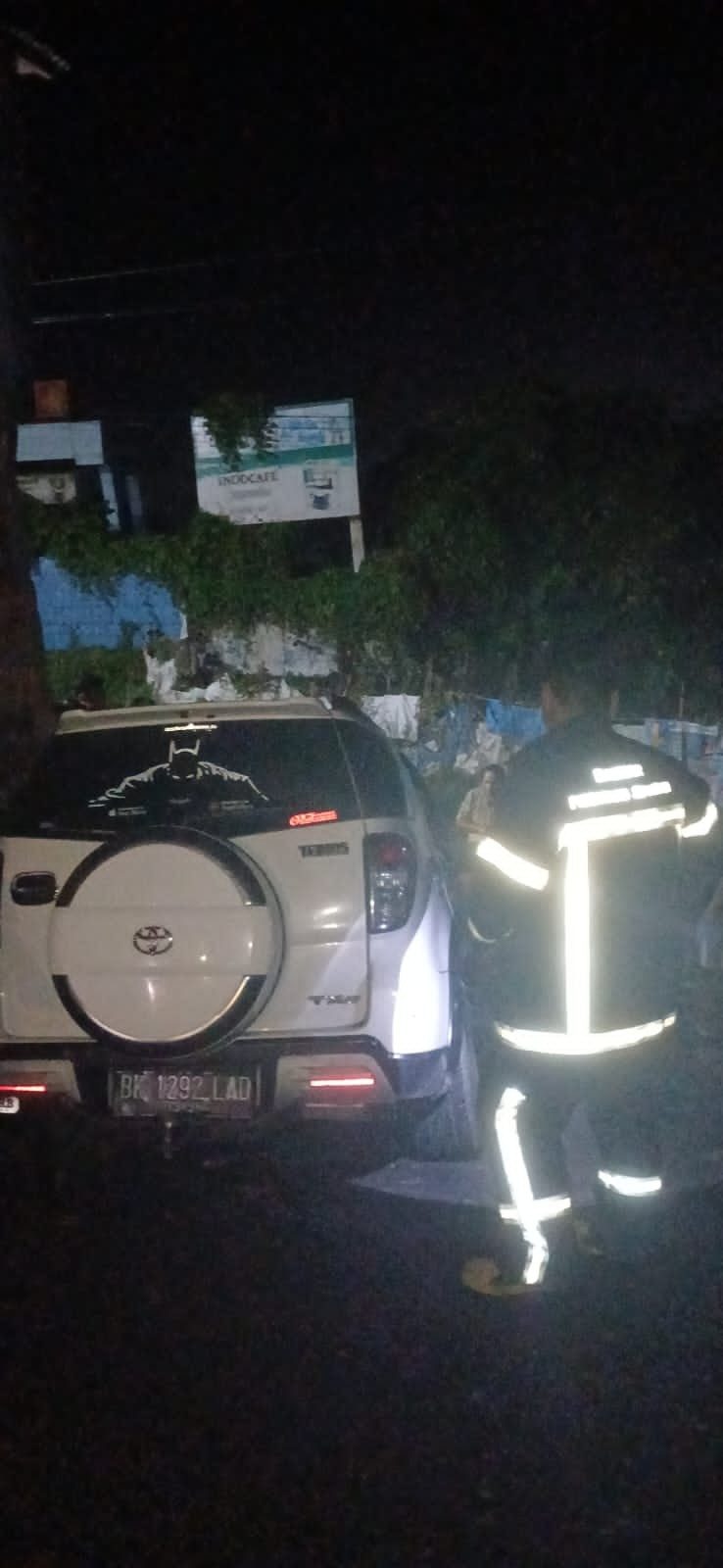 Penyelamatan mobil yang terperosok di  Jl. Garuda Ujung