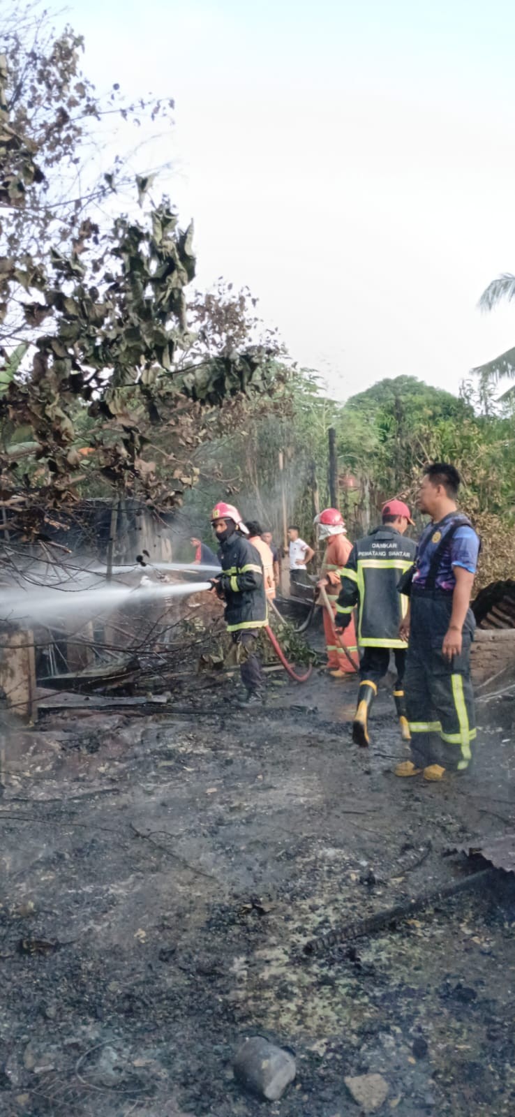 Pemadaman Kebakaran sebuah rumah di  Jl. Kauman