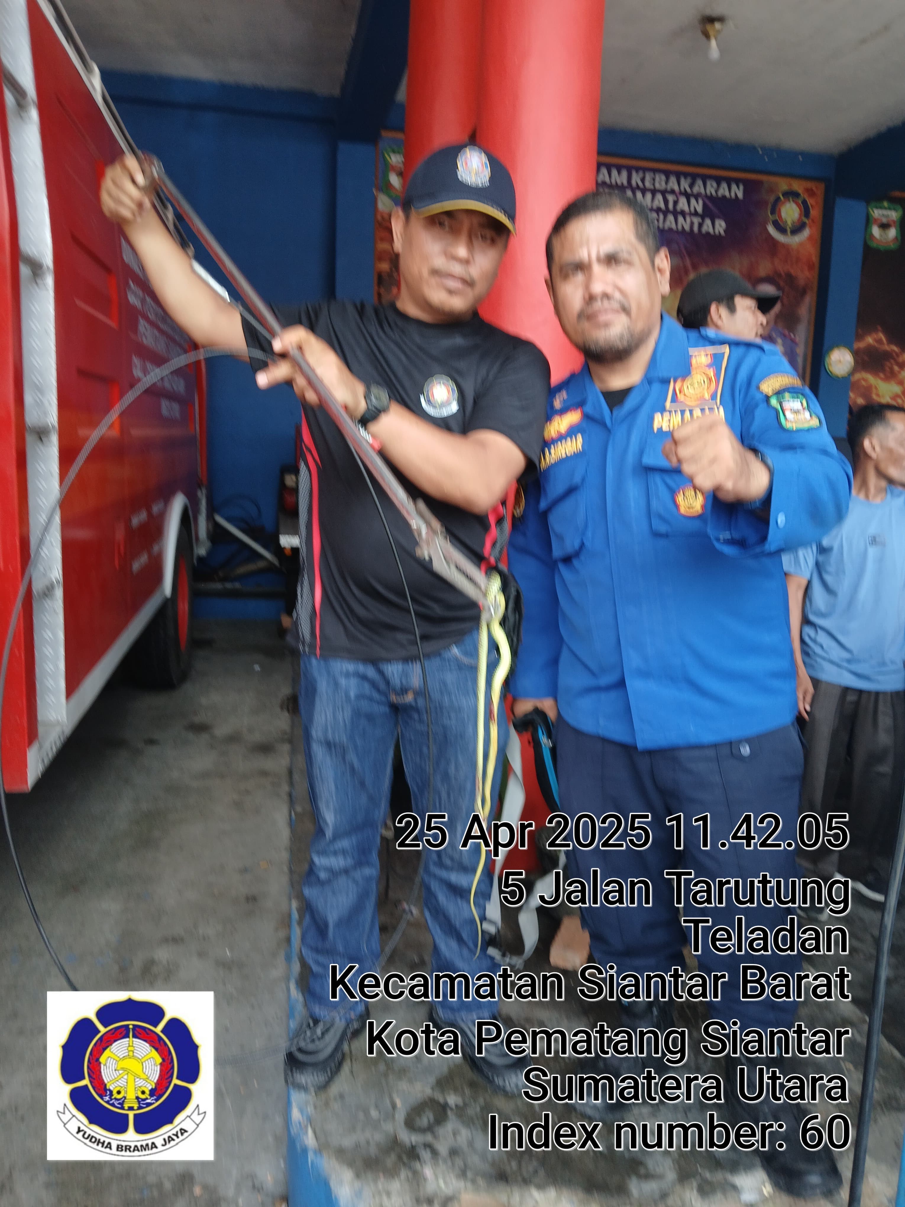 mengevakuasi Seekor Ular yang berada di Spion Mobil warga yang dilaksanakan di Kantor Dinas Damkarma