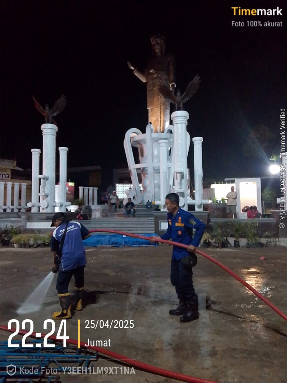 Penyemprotan dalam rangka pembersihan seputaran Tugu Raja Sang Naualuh yang beralamat di Kel.Pahlaw