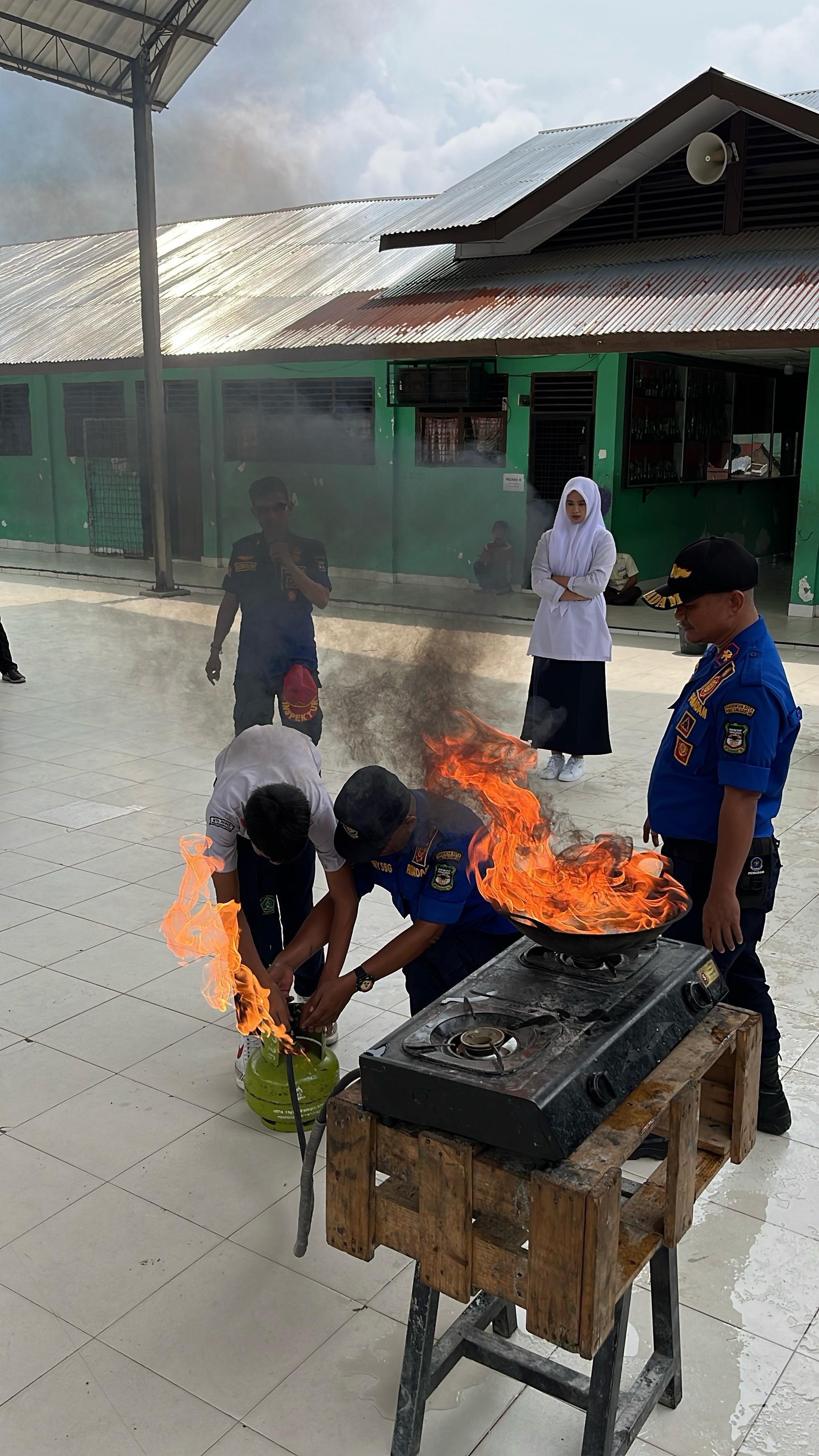 Simulasi Pencegahan dan Penanggulangan Pemadaman Kebakaran kepada Sekolah MTsN Kota Pematangsiantar