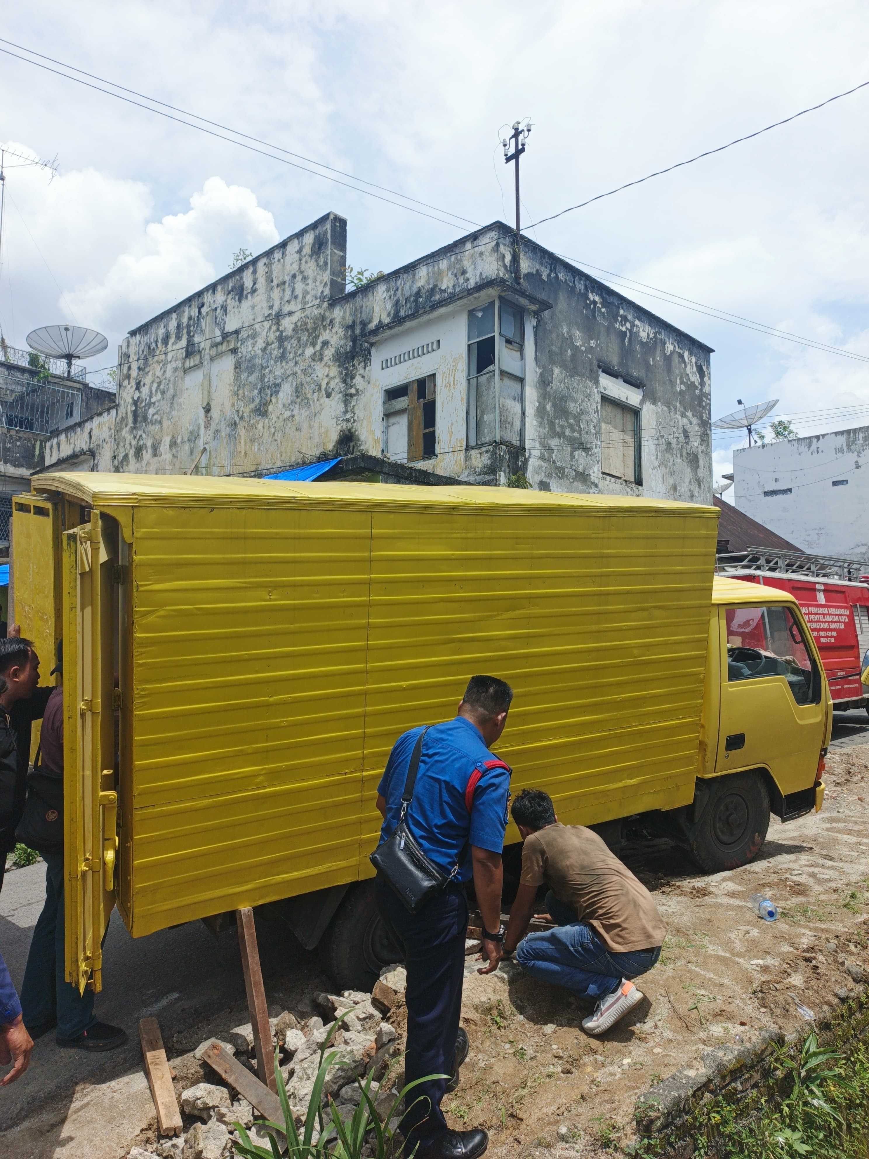 Penyelamatan mobil yang terperosok di Jl. Dokter Wahidin