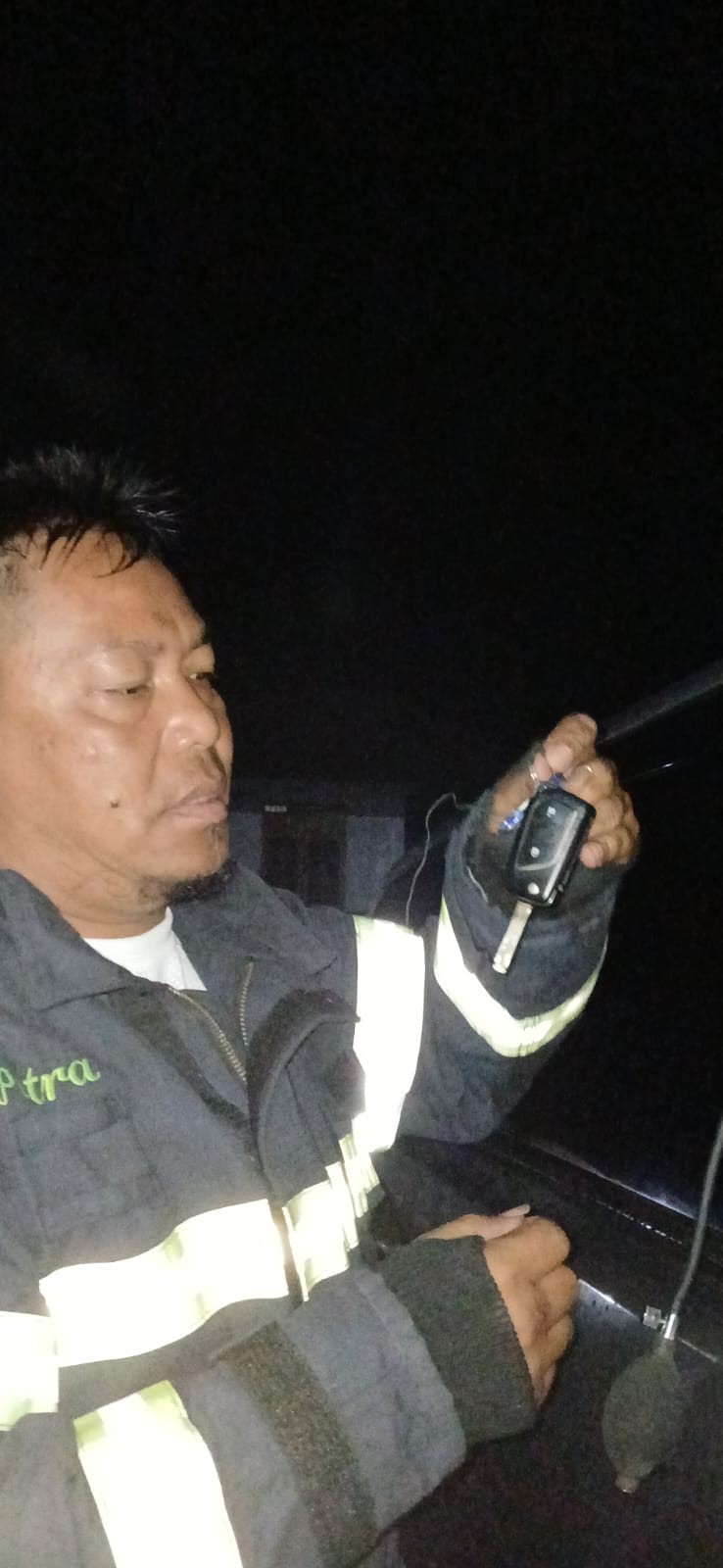 Evakuasi Kunci Mobil yang tertinggal di dalam mobil yang beralamat di Jl. Bola Kaki gg amal
