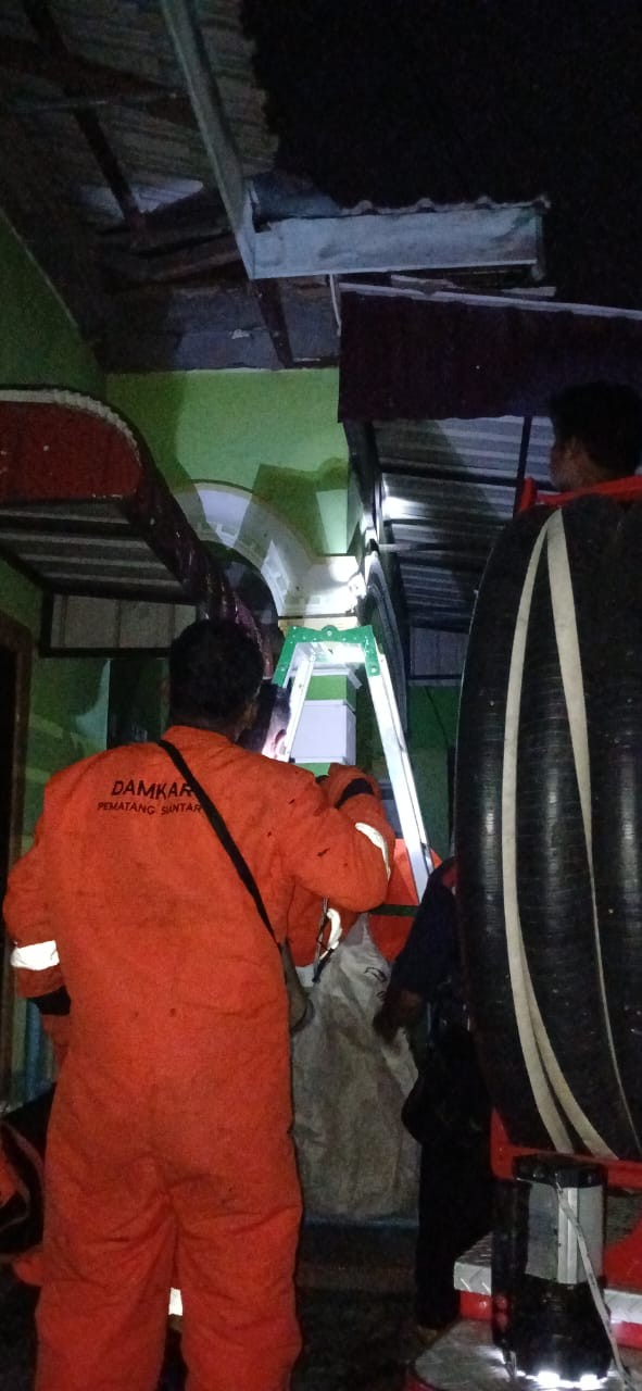 evakuasi Sarang Tawon di rumah warga yang beralamat di Ling. 02 Tomuan C