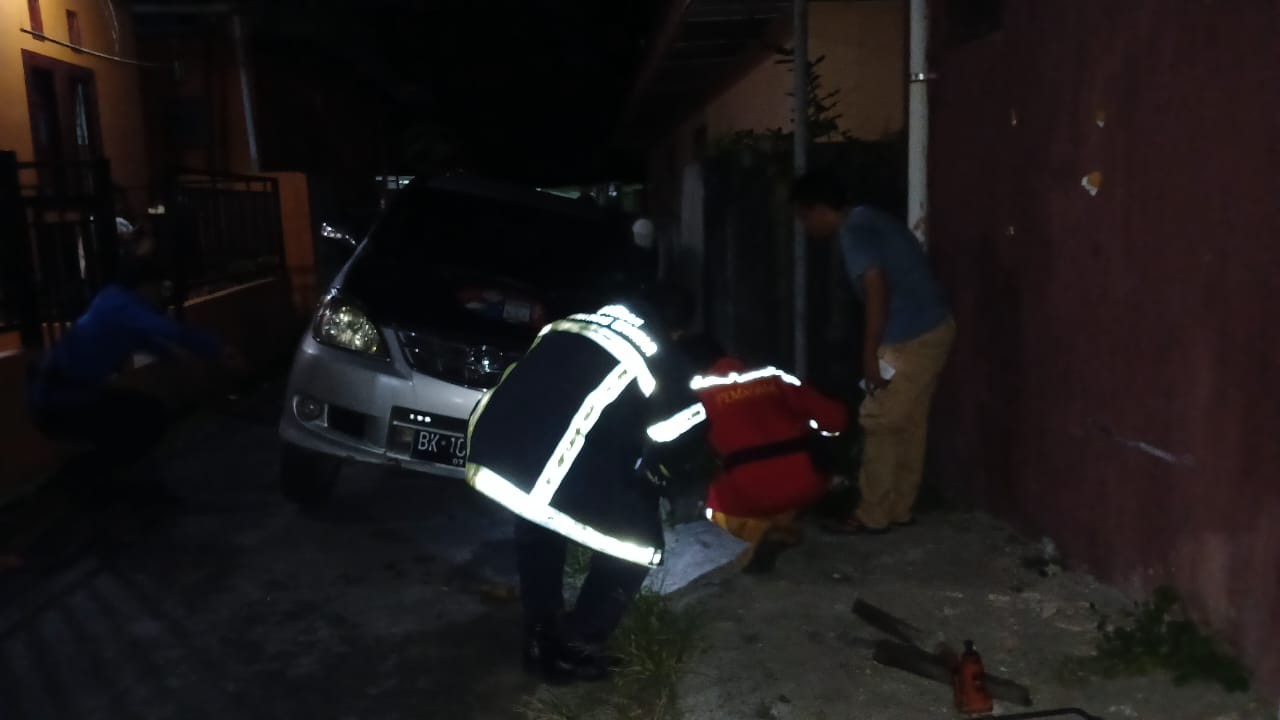 Penyelamatan mobil yang terperosok di Jl. Antara
