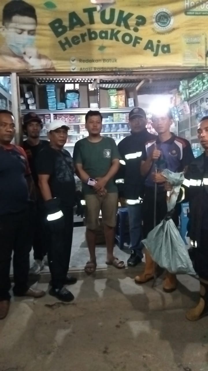 evakuasi Seekor Ular di rumah warga yang beralamat di Jl. Tanjung Pinggir