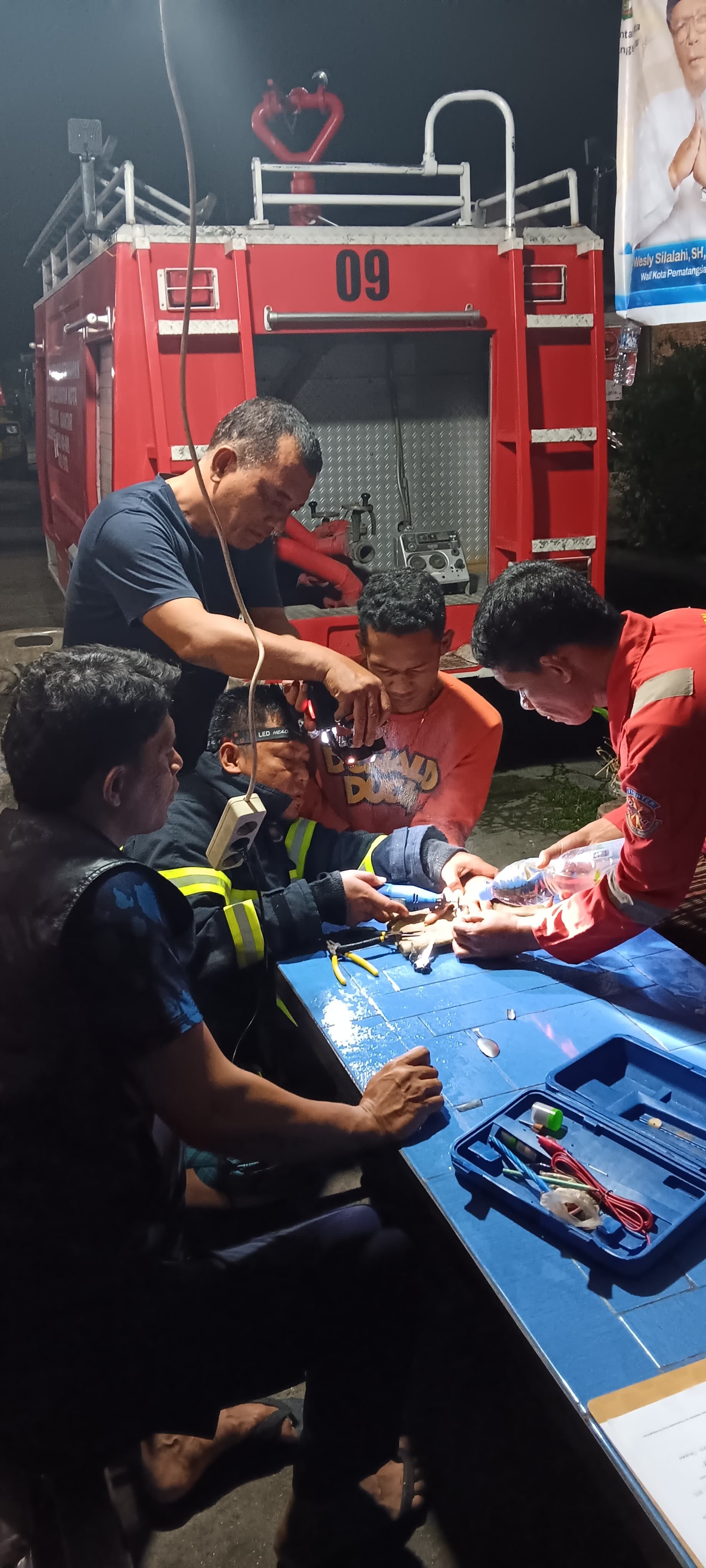pelepasan cincin dari jari seorang warga yang beralamat tempat tinggal di  Jl. Bahkora II