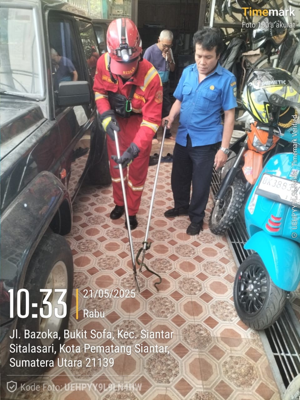 evakuasi Seekor Ular di rumah warga yang beralamat di Jl. Bazoka