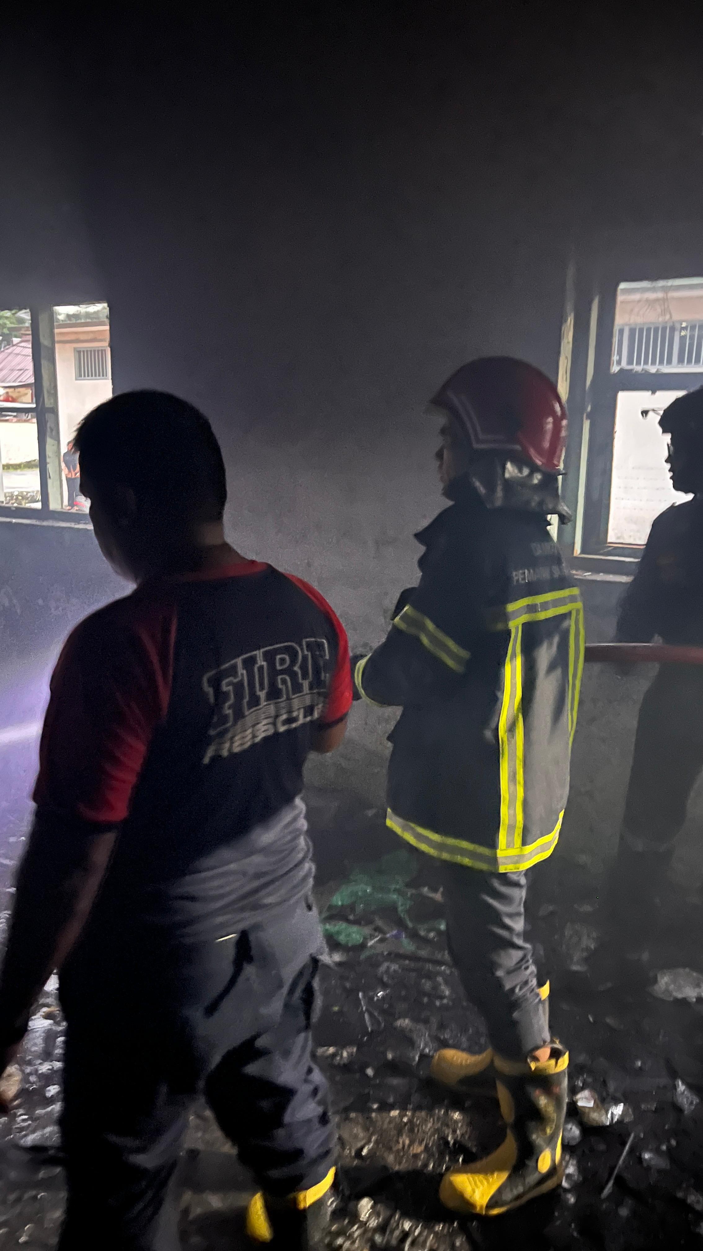 kebakaran di ruko kosong yang beralamat di Jl. H. O.S. Cokroaminoto
