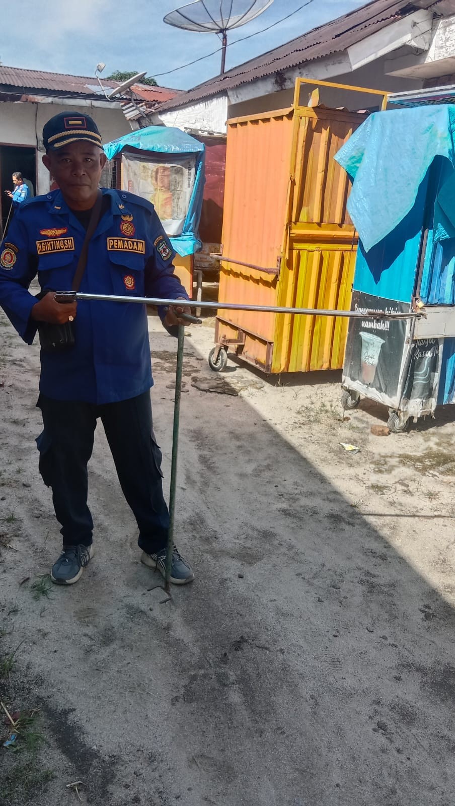 evakuasi Seekor Ular di rumah warga yang beralamat di Jl. Pattimura Ujung