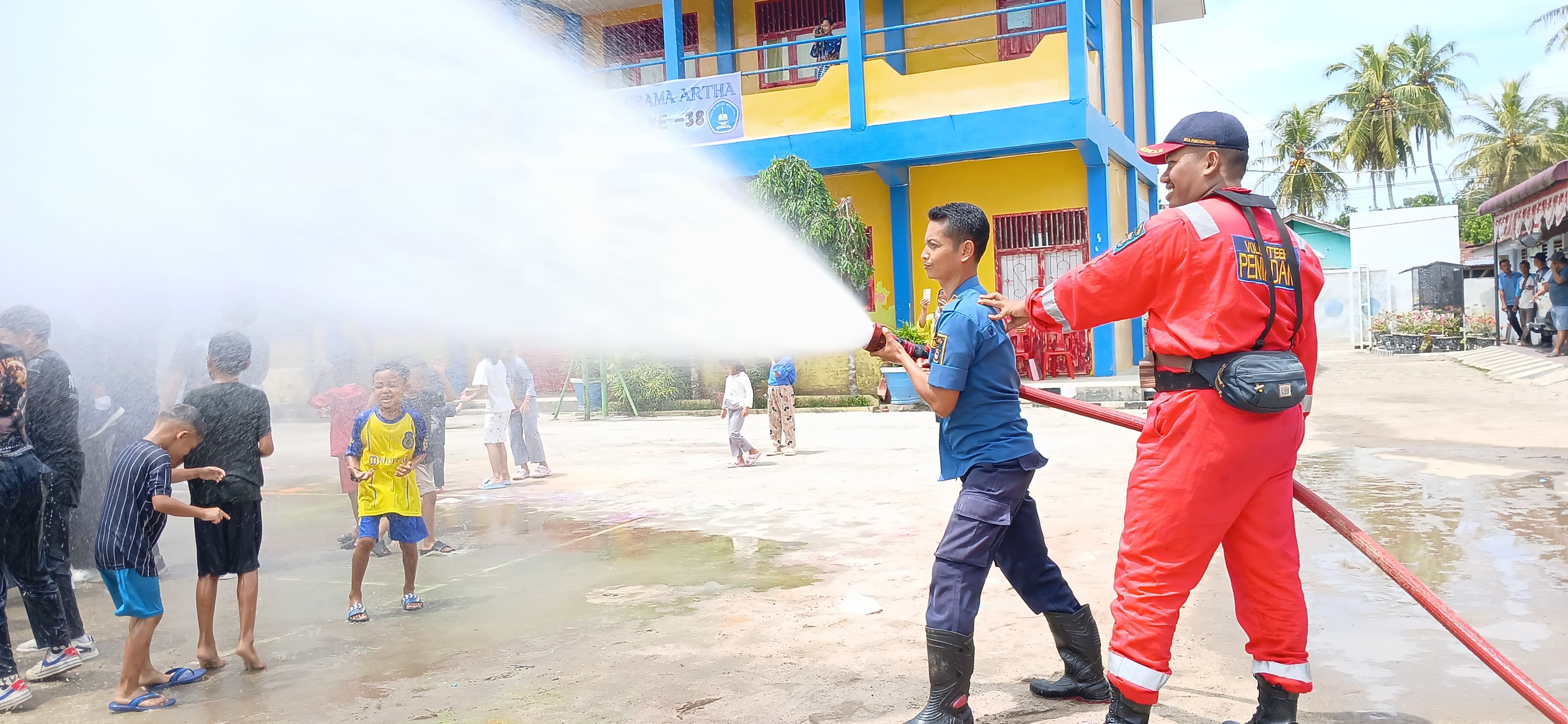 Penyiraman Perpisahan Siswa Kelas IX pada SMP Swasta Prama Artha yang beralamat di Pasar II Desa Na