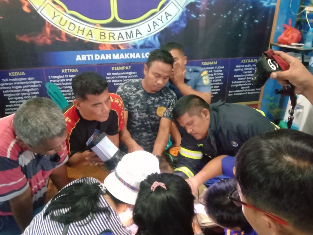 pelepasan cincin dari jari seorang warga yang beralamat tempat tinggal di Jl. Sisingamangaraja No.1