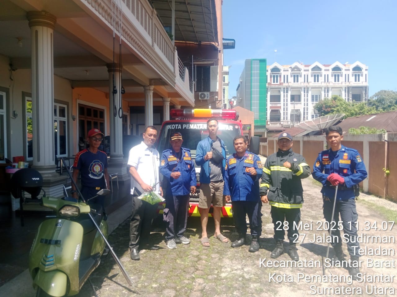 evakuasi Seekor Ular di rumah warga yang beralamat di Jl. Jendral Sudirman