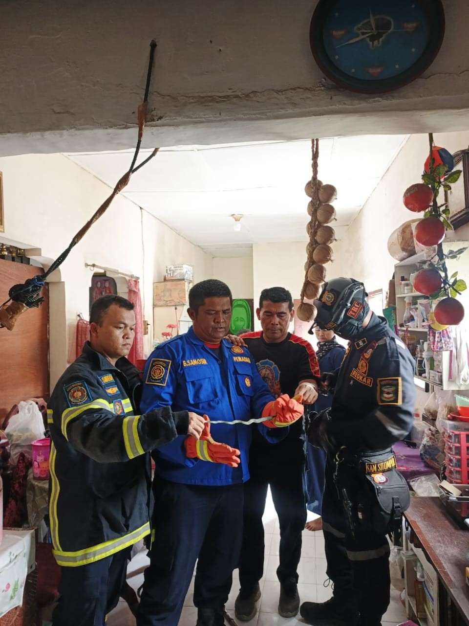 evakuasi Seekor Ular di rumah warga yang beralamat di Jl. Jorlang