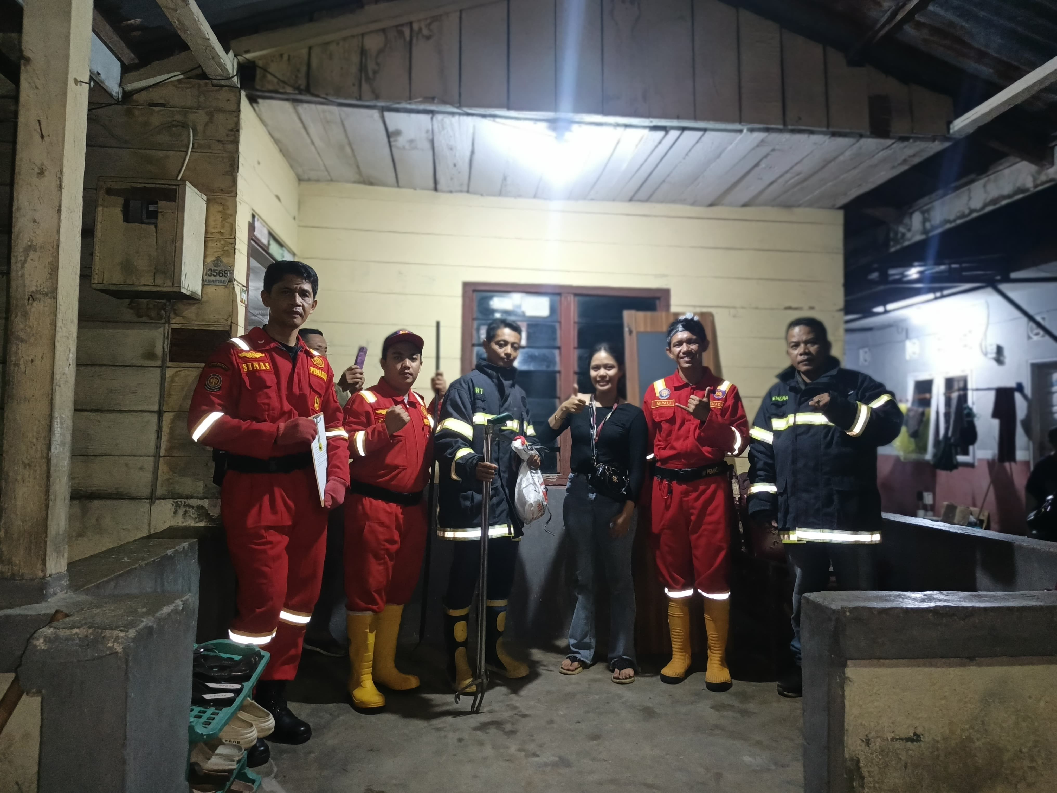 evakuasi Seekor Ular di rumah warga yang beralamat di Jl. Melur