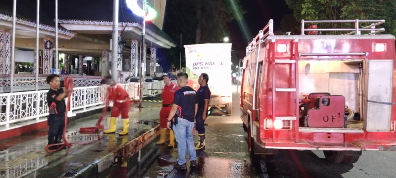 Penyiraman Balai Bolon dan trotoar di seputaran lapangan haji adam malik yang akan digunakan untuk m