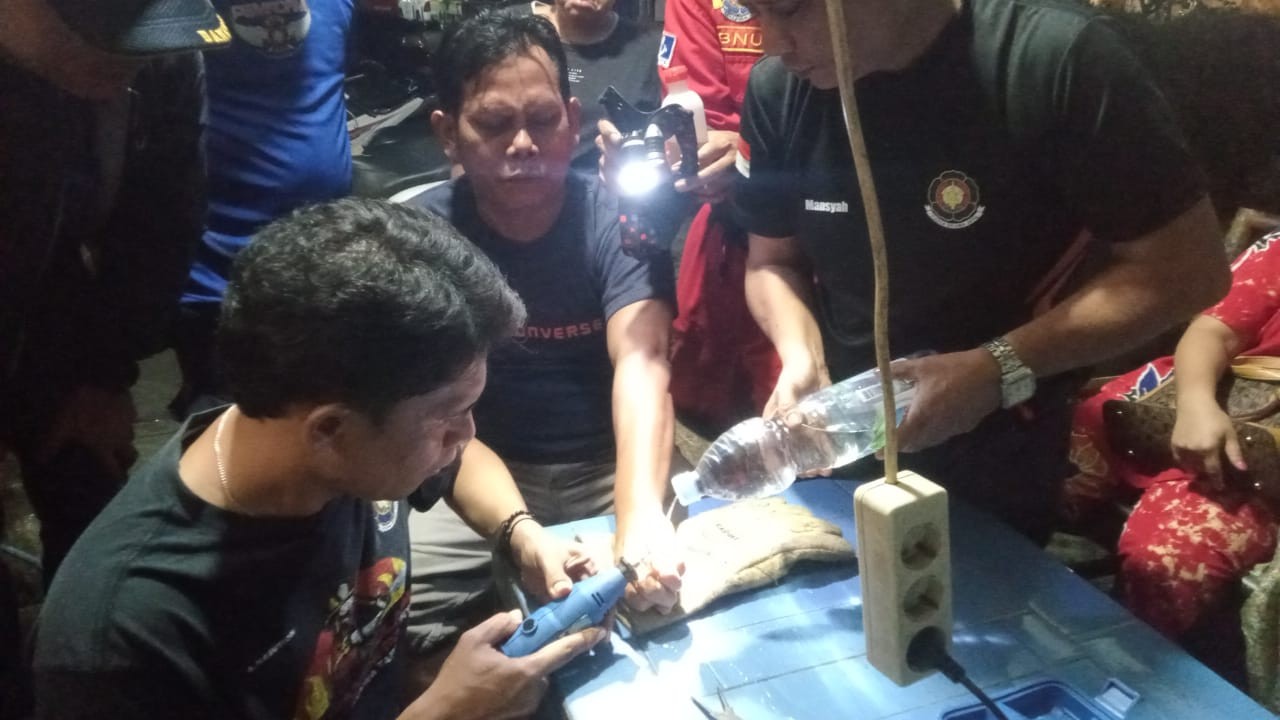 pelepasan cincin dari jari seorang warga yang beralamat tinggal di Jl. Parapat