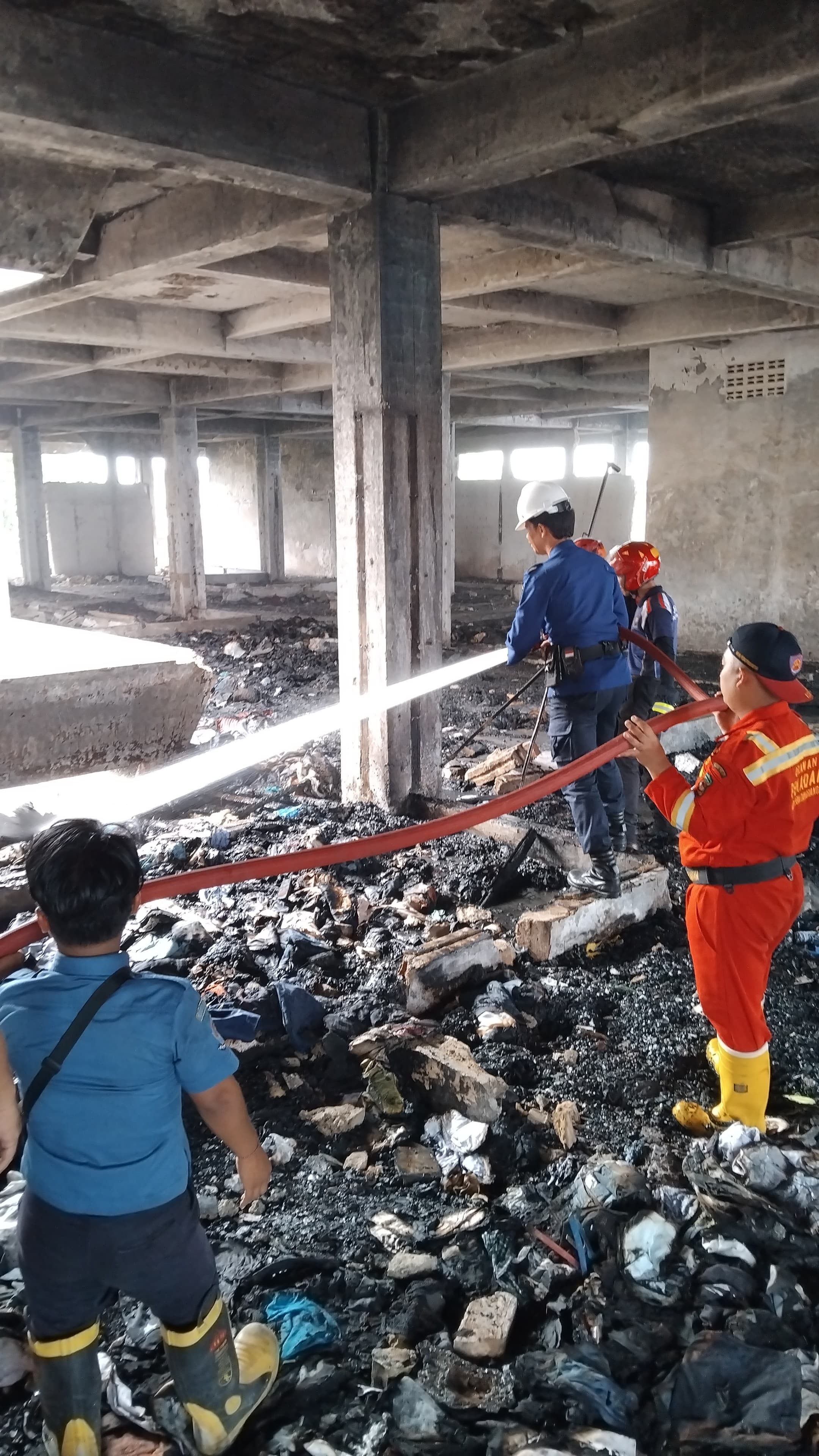 Personil Dinas Pemadam Kebakaran dan Penyelamatan menerima informasi kebakaran Sampah di Gedung 4